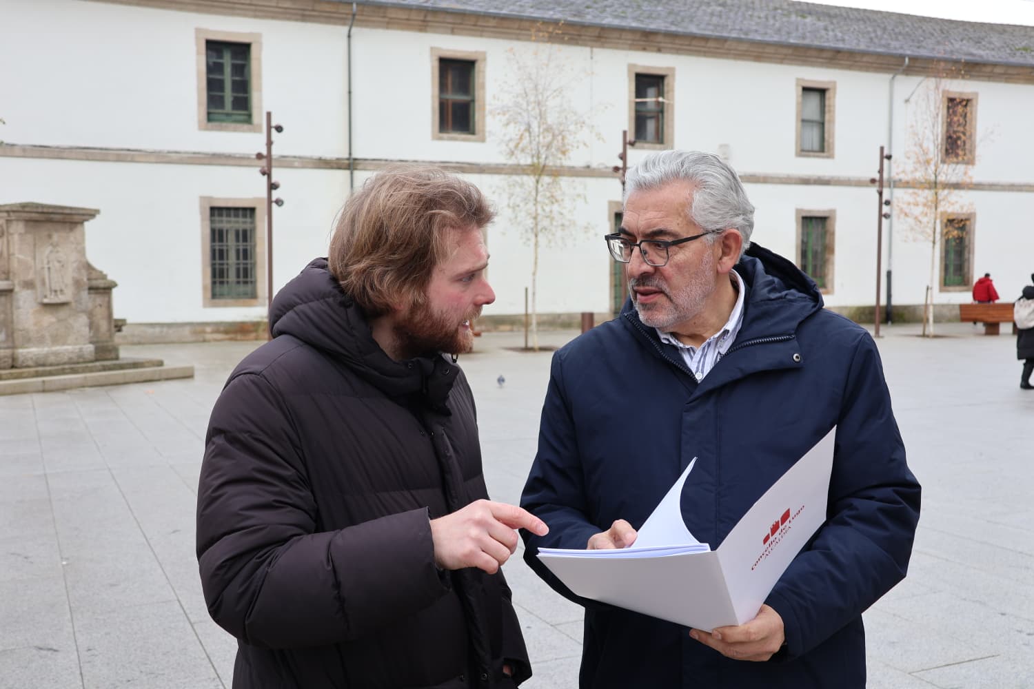 El edil de Urbanismo, Jorge Bustos, y el alcalde, Miguel Fernández, frente al cuartel de San Fernando que albergaría el museo