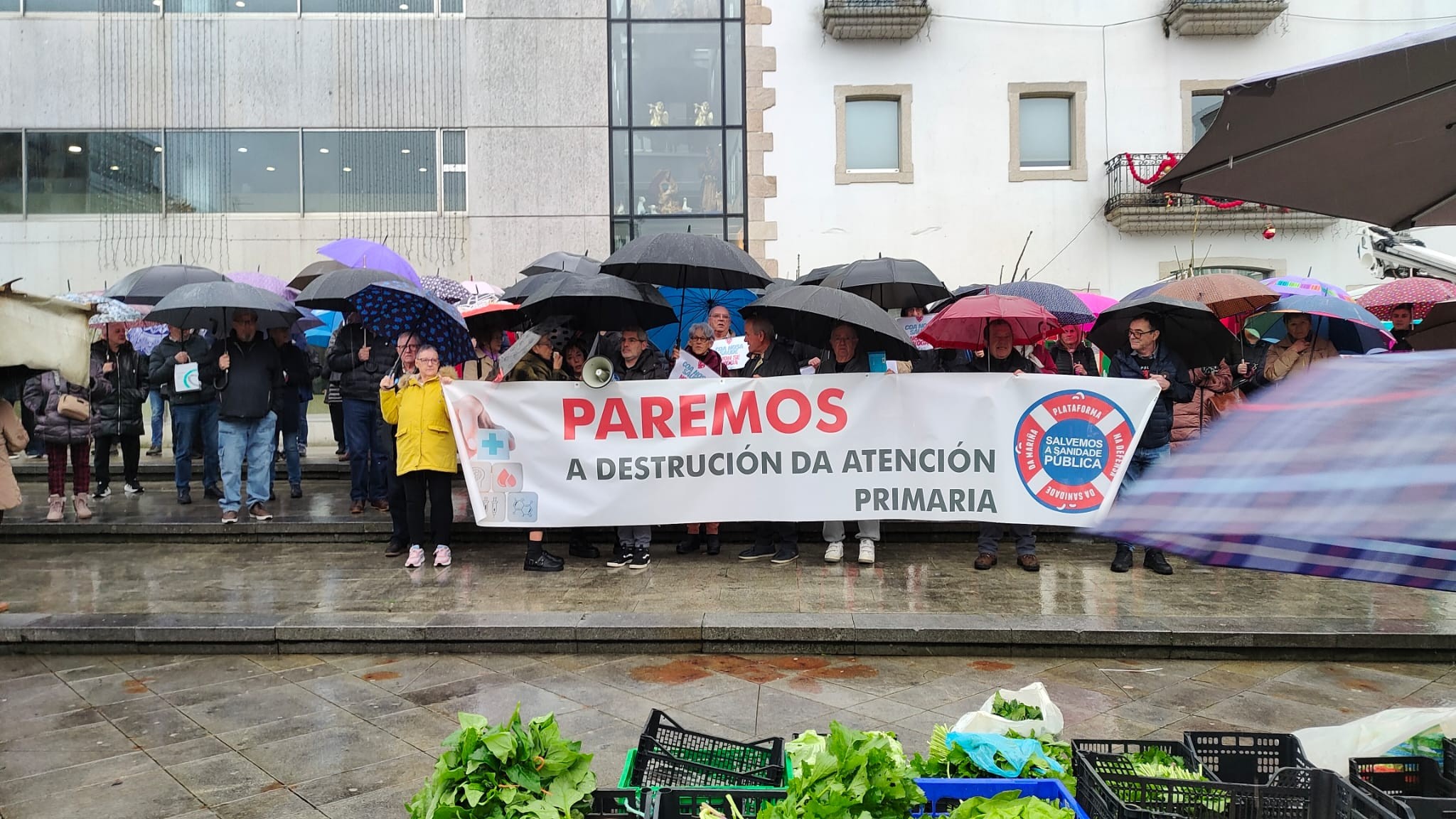 Vecinos de Viveiro concentrados ayer en la Praza do Concello para reclamar un cuadro médico completo en el centro de salud