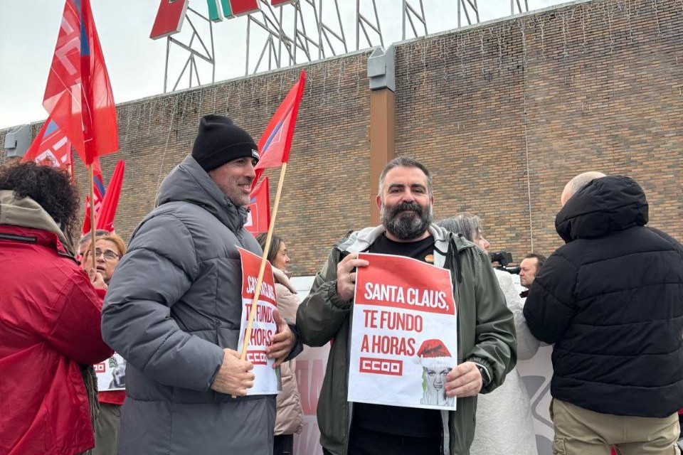 Trabajadoras del comercio durante una protesta en A Coruña frente a un centro comercial, en plena campaña navideña. En uno de los carteles puede leerse: “Santa Claus, te fundo a horas”, en alusión a las largas jornadas impuestas tras la autorización de aperturas continuas por parte de la Xunta.