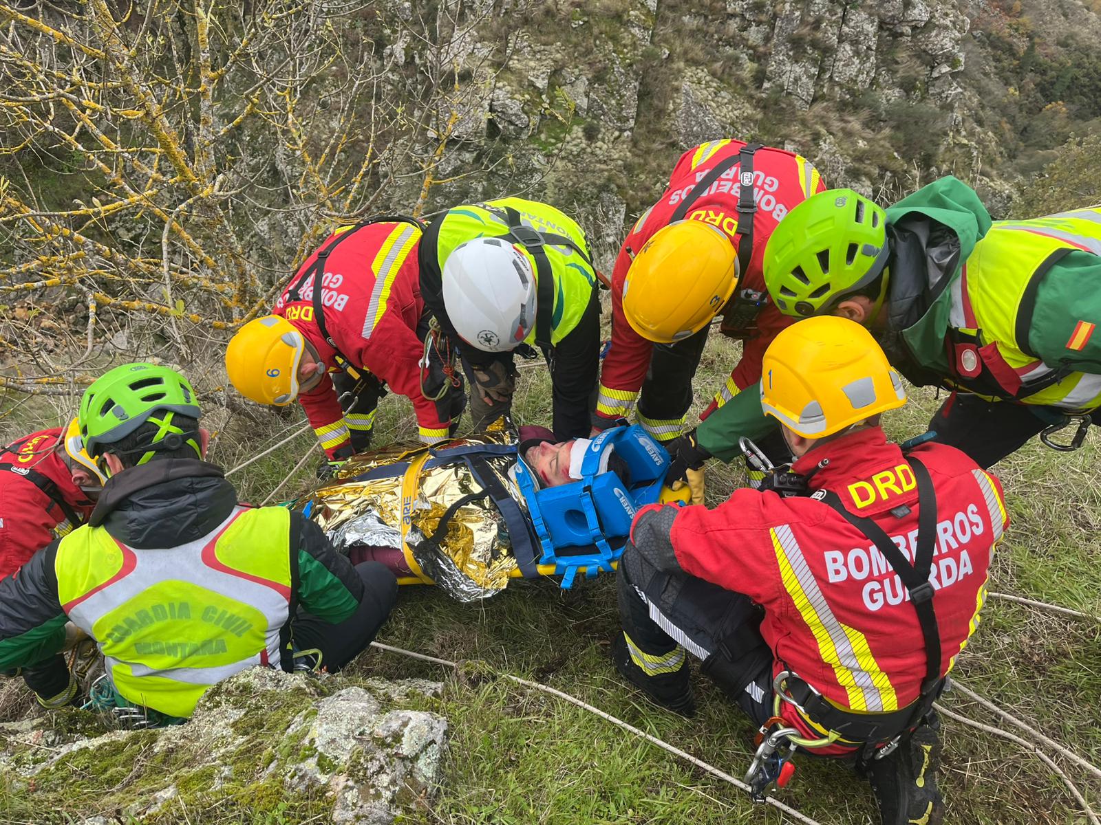 Personal de emergencias durante una de las maniobras de rescate en altura realizadas en el simulacro ATEMPO 2025