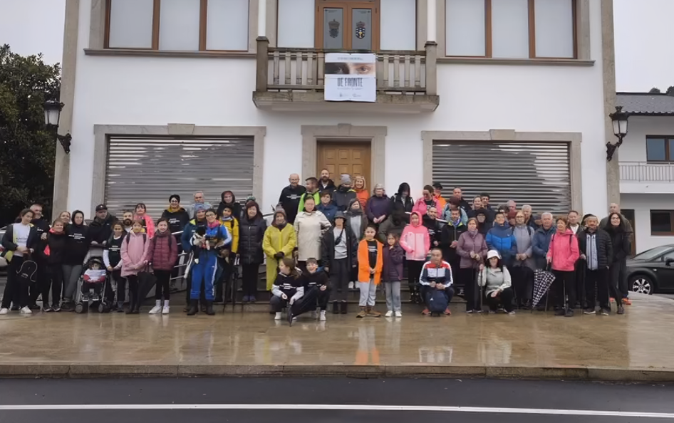 La caminata comenzó a las 10.00 horas desde la Casa do Concello. Antes de la salida, el alcalde en funciones, Alberto Cortizas
