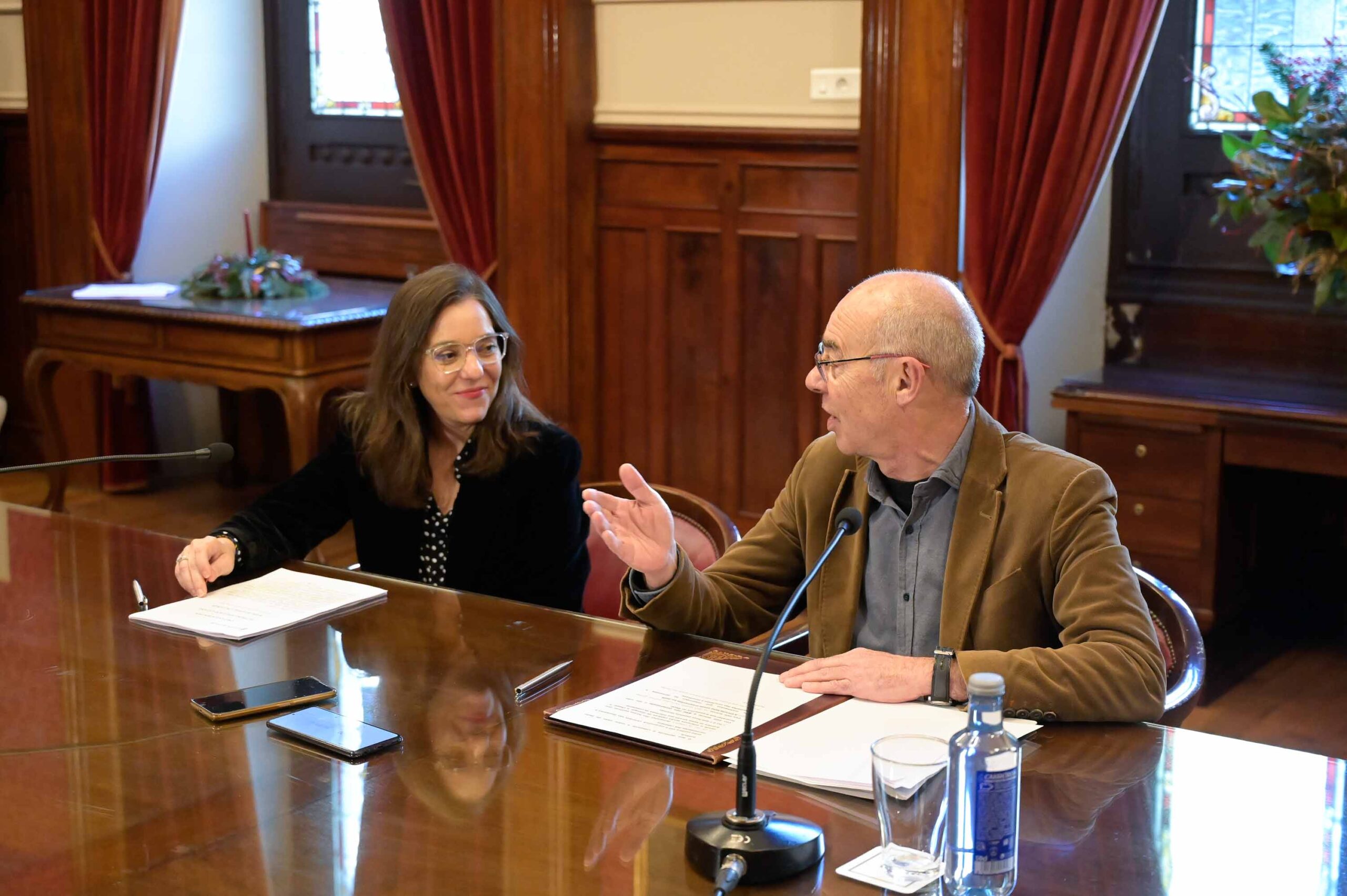 La alcaldesa Inés Rey y el portavoz del BNG, Francisco Jorquera, formalizan el acuerdo para los presupuestos municipales de A Coruña de 2026. | BNG