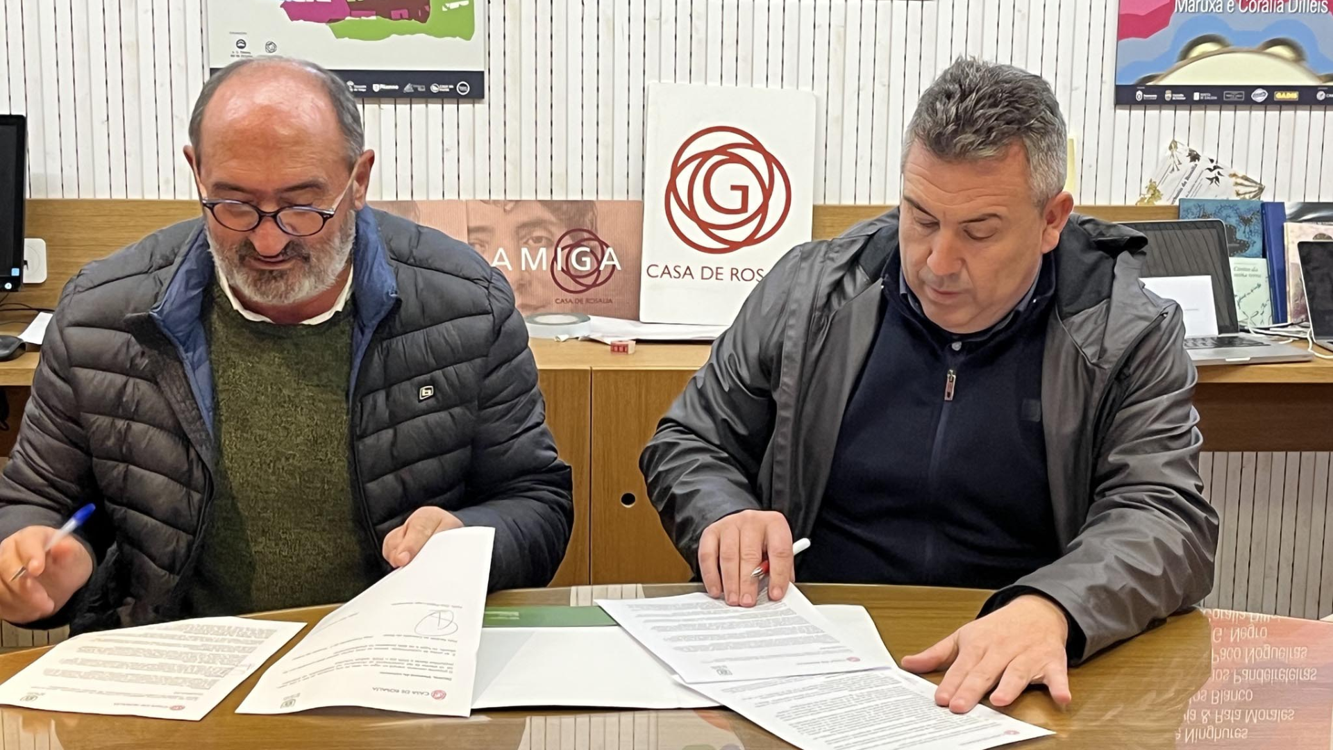 El presidente de la Fundación Rosalía de Castro (Anxo Angueira) y el alcalde de Brión (Pablo Lago) renuevan su convenio de colaboración
