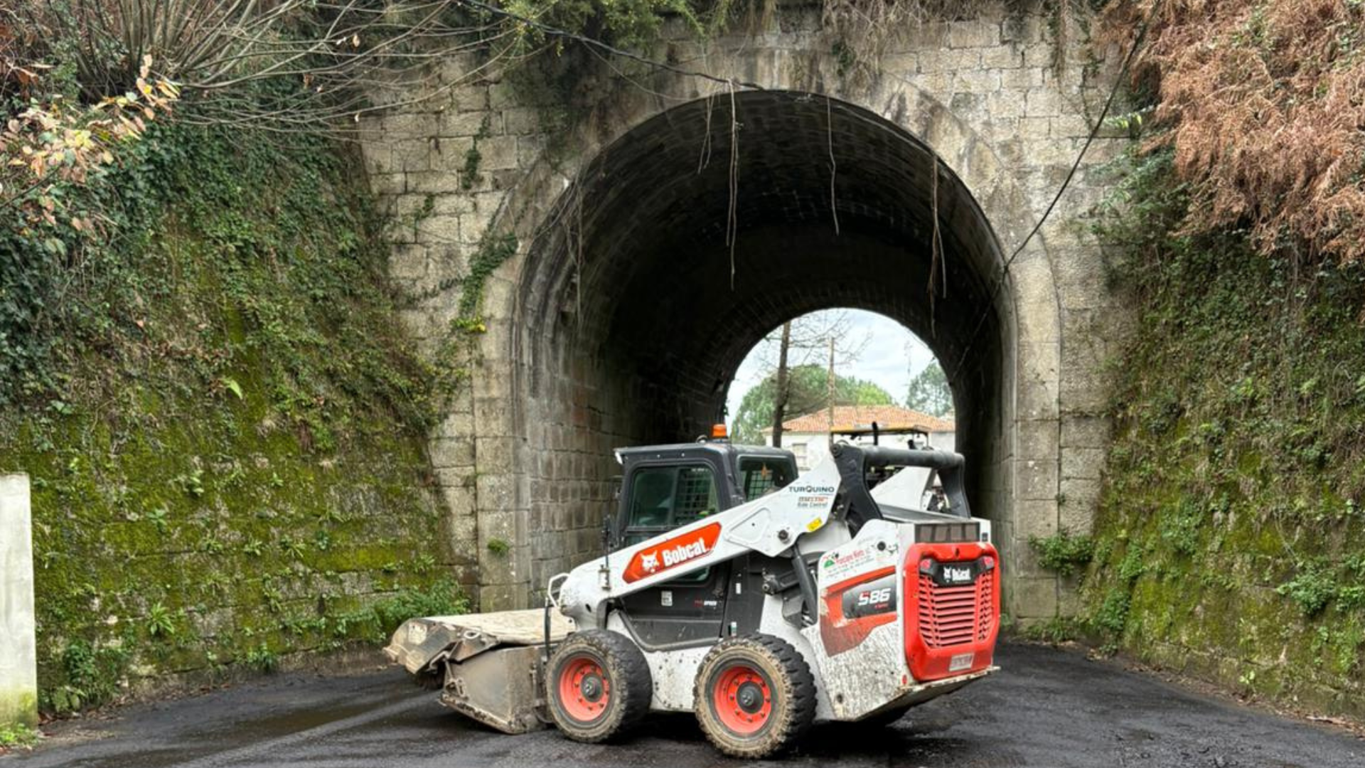 Pontedeume renueva los accesos a la iglesia y a la playa de Centroña