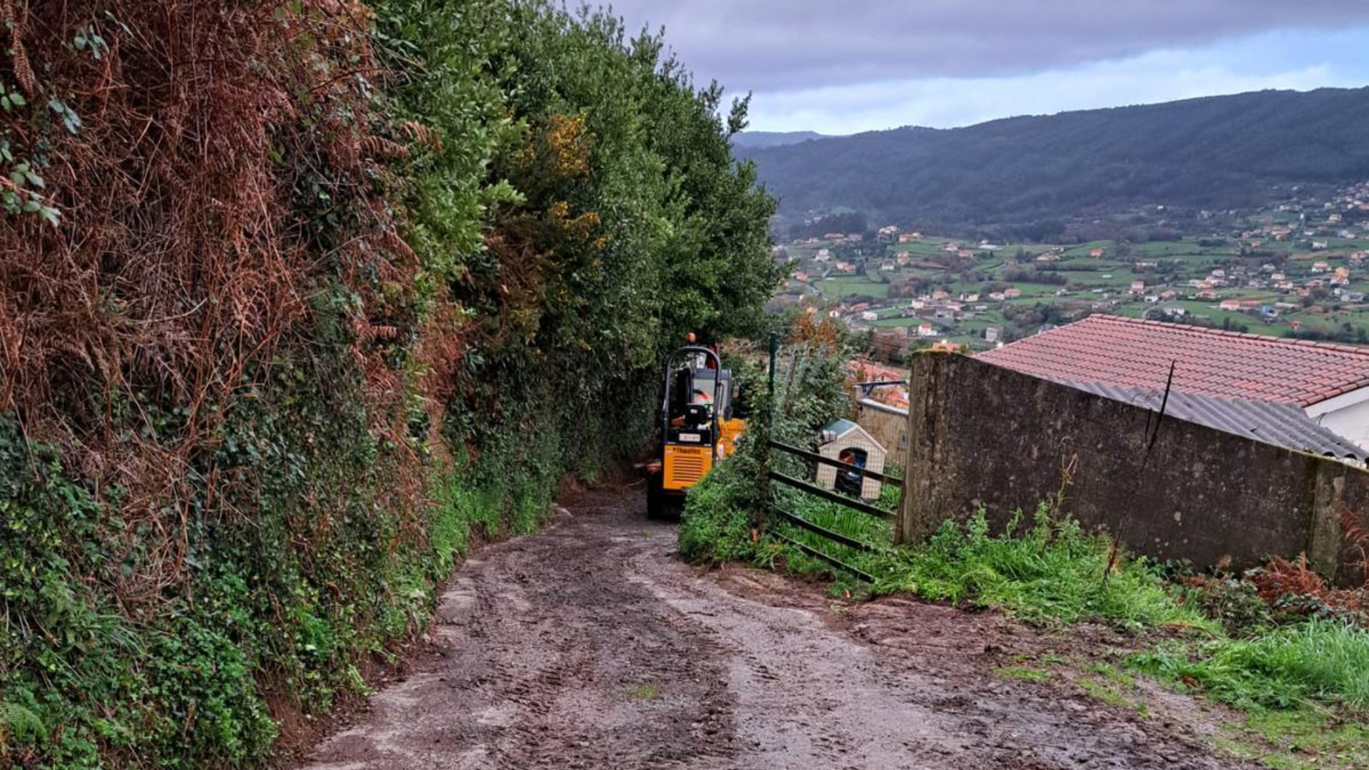 Pontedeume comienza los trabajos de mejora en el camino de la Torre, en Campolongo