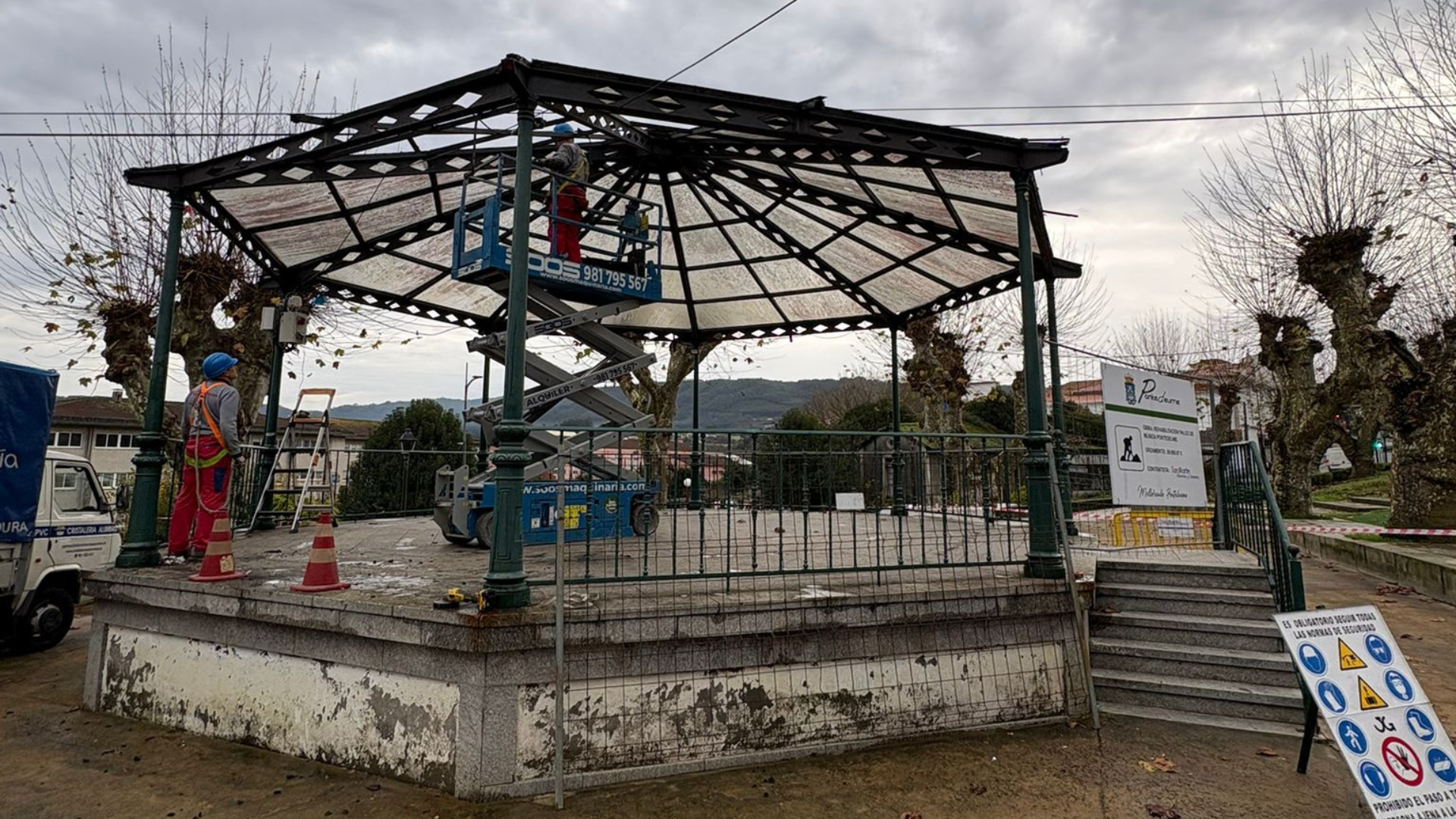 Pontedeume inicia las obras de rehabilitación del palco de la música