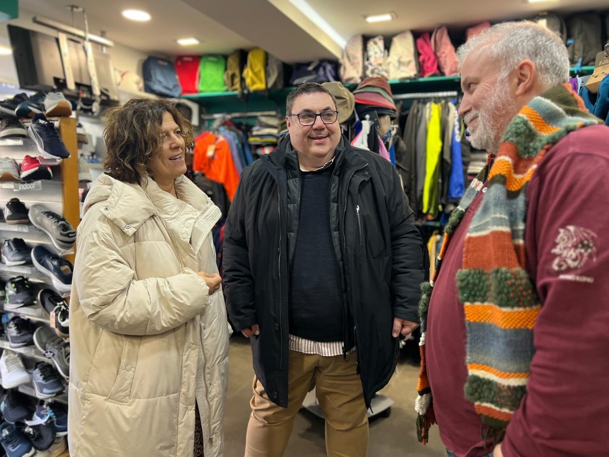 El alcalde de Noia, Francisco Pérez Caamaño, y la diputada provincial Rosa Ana García durante una visita a varios establecimientos adheridos al programa MercaNaVila