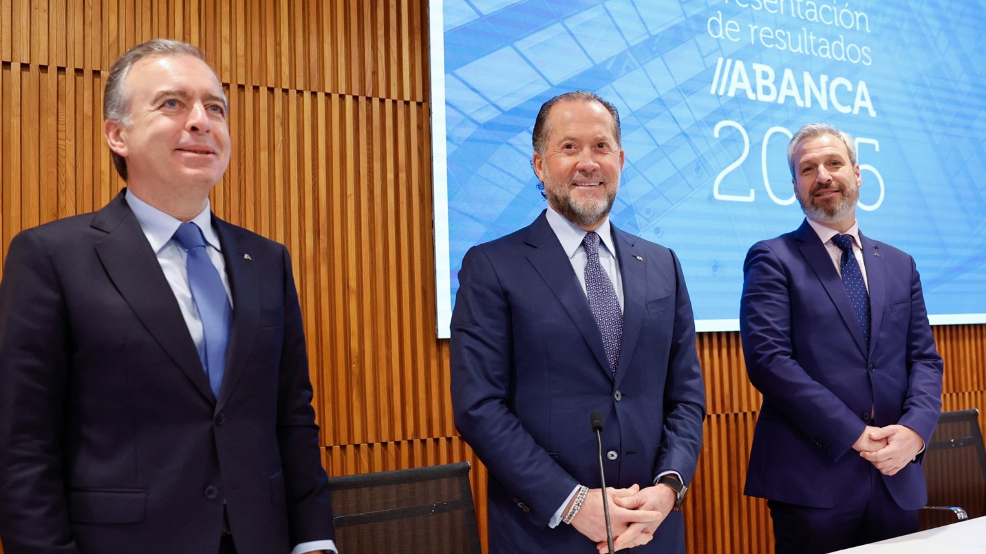 De izquierda a derecha, el CEO de Abanca, Francisco Botas, el presidente, Juan Carlos Escotet Rodríguez, y el director general financiero, Alberto de Francisco, durante la presentación de los resultados de 2025 | ABANCA