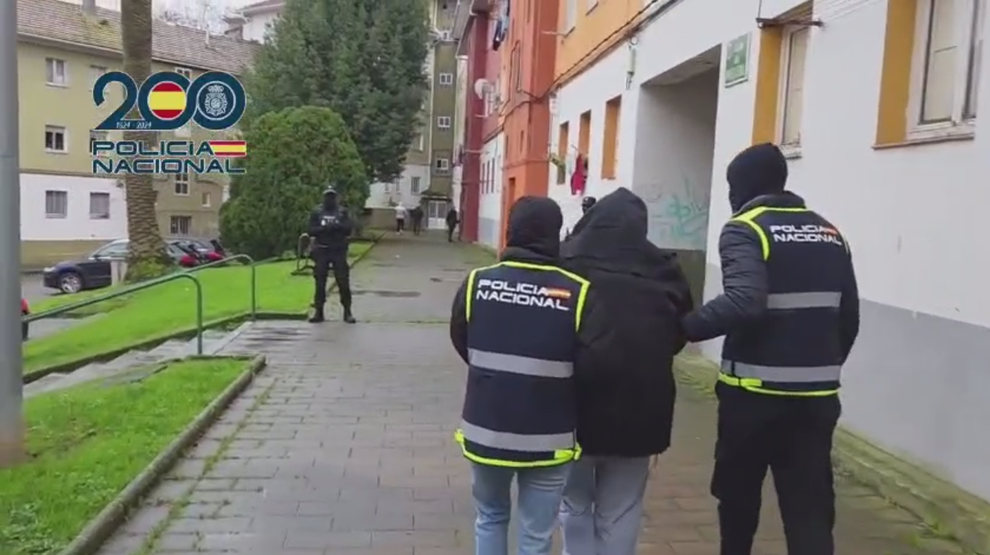 Momento de la detención de la mujer en el barrio ferrolano de Recimil