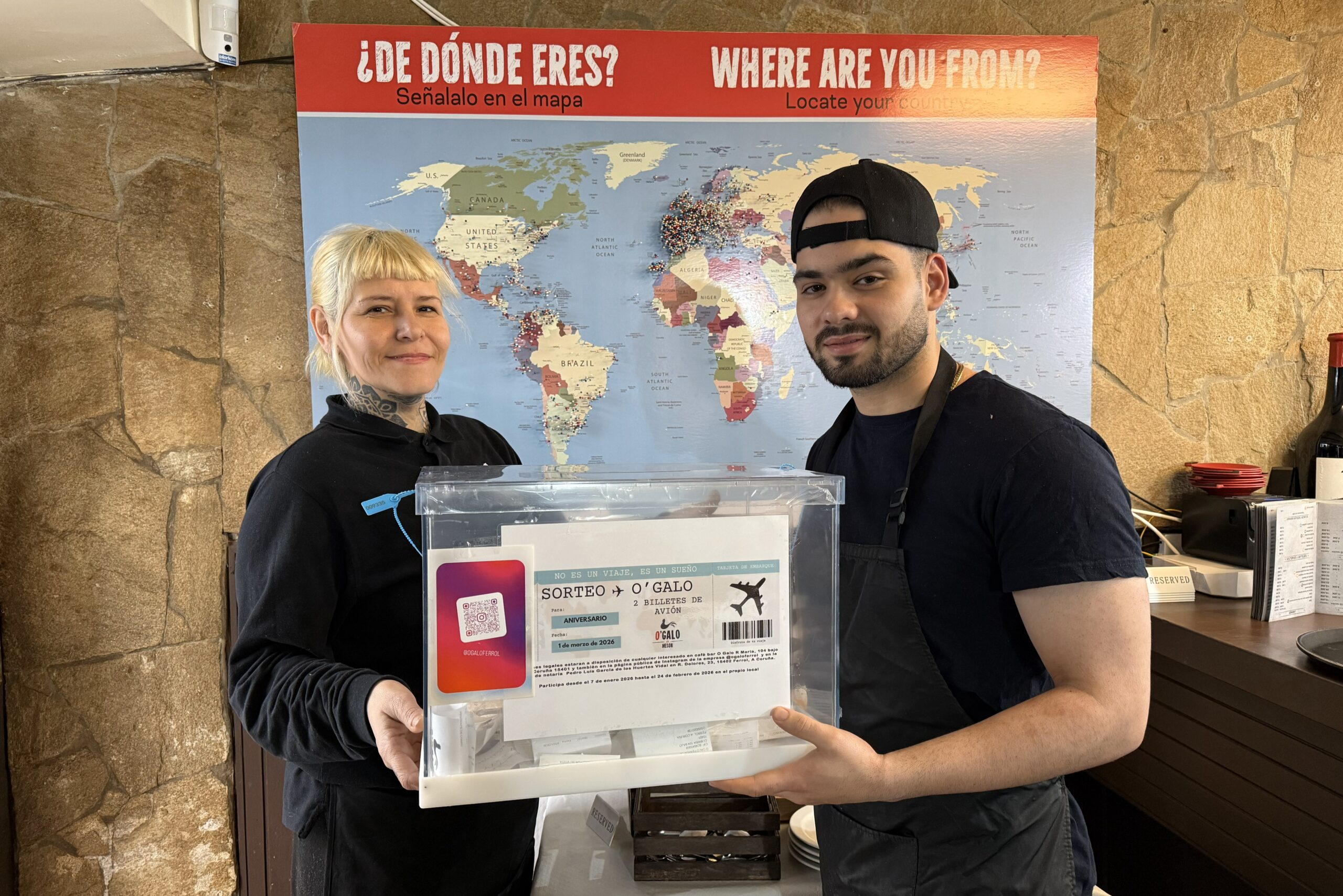 La urna de O Galo de Ferrol donde los clientes depositan los tickets que se convierten en participaciones para el sorteo de los dos billetes de avión.