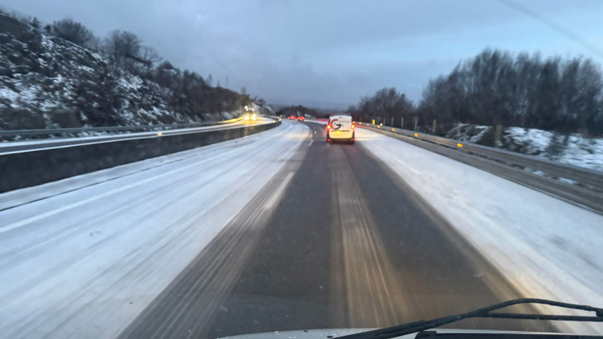 Imagen de la situación por carretera este viernes en la AG-53