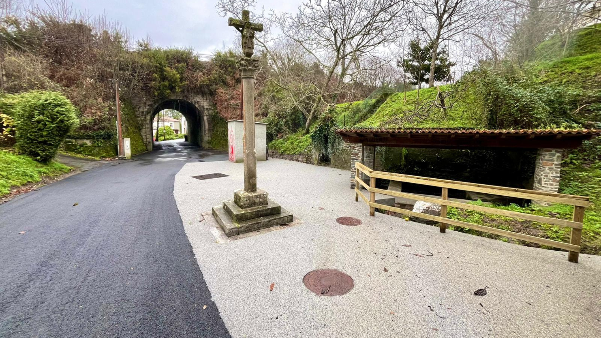 Pontedeume finaliza las obras de mejora del entorno de la iglesia y la playa de Centroña