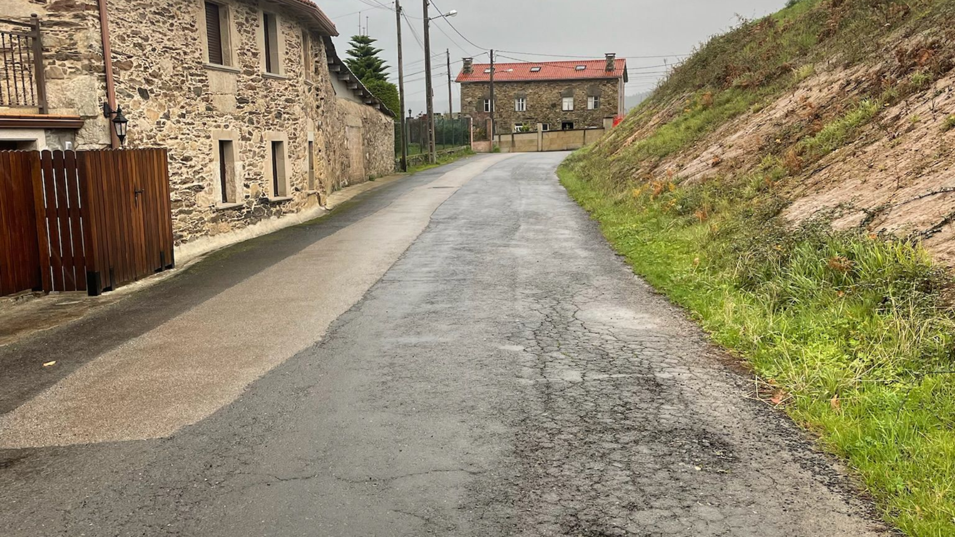 Comienza una nueva fase de pavimentación del camino del Covés, en Pontedeume