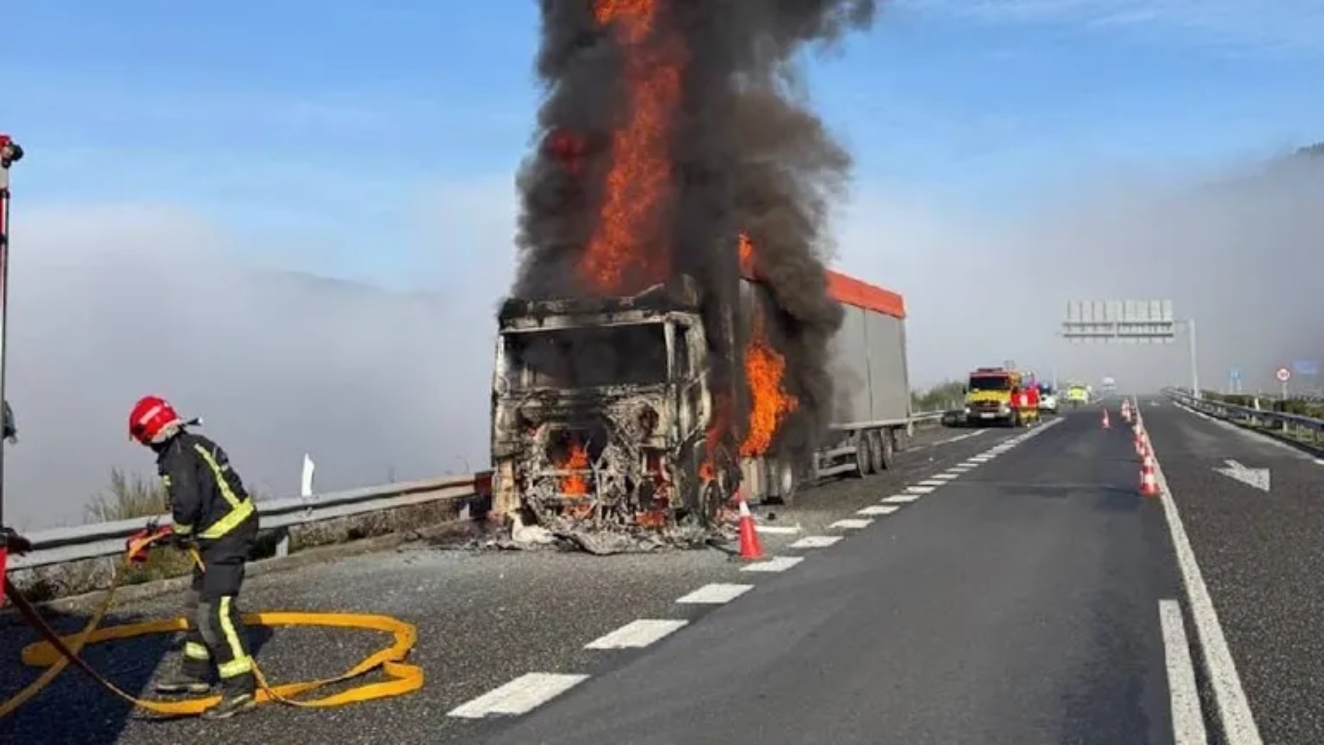 El camión incendiado en la AP-6 a su paso por As Nogais | GUARDIA CIVIL
