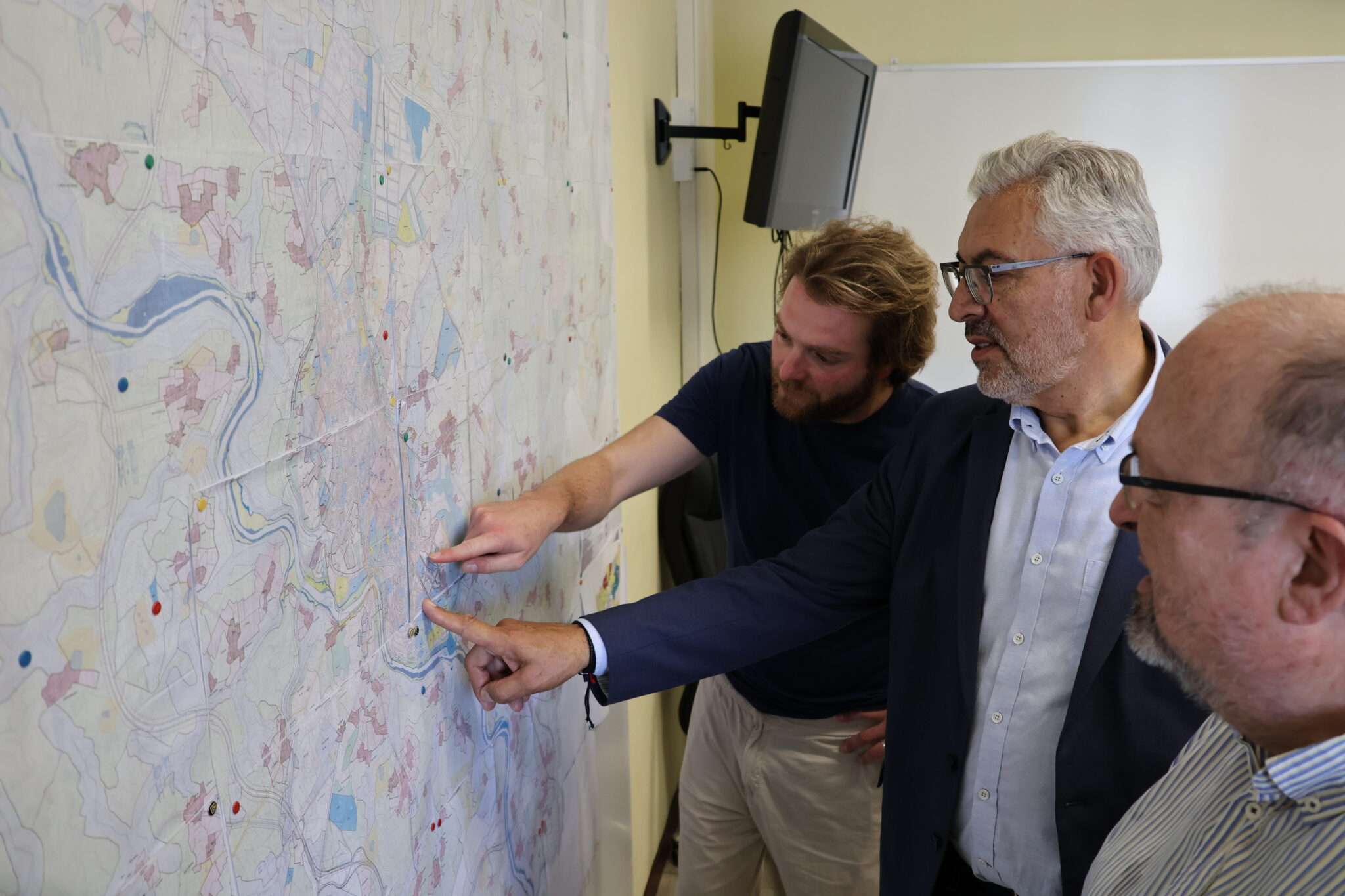 Fernández asegurou que, en canto o proxecto sexa presentado oficialmente, “activarase de inmediato toda a tramitación administrativa necesaria, incluída a posta a disposición dos terreos que a Xunta afirma precisar”.