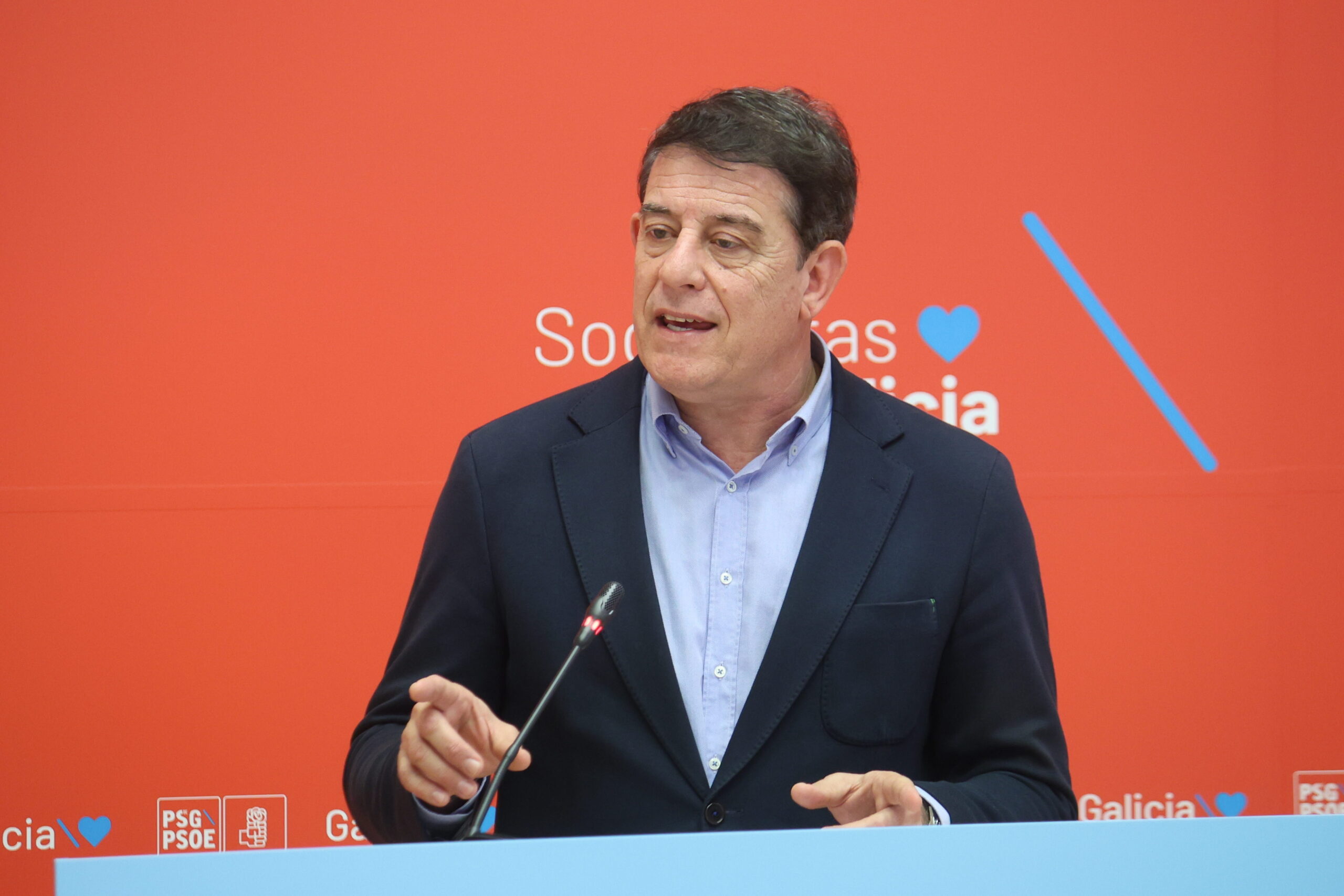 Besteiro anunció que su formación exigirá la comparecencia del presidente de la Xunta para que haga público el memorando firmado entre Altri y la Sociedade Impulsa y reclamó la denegación definitiva del proyecto de macrocelulosa. (Foto: PSdeG)