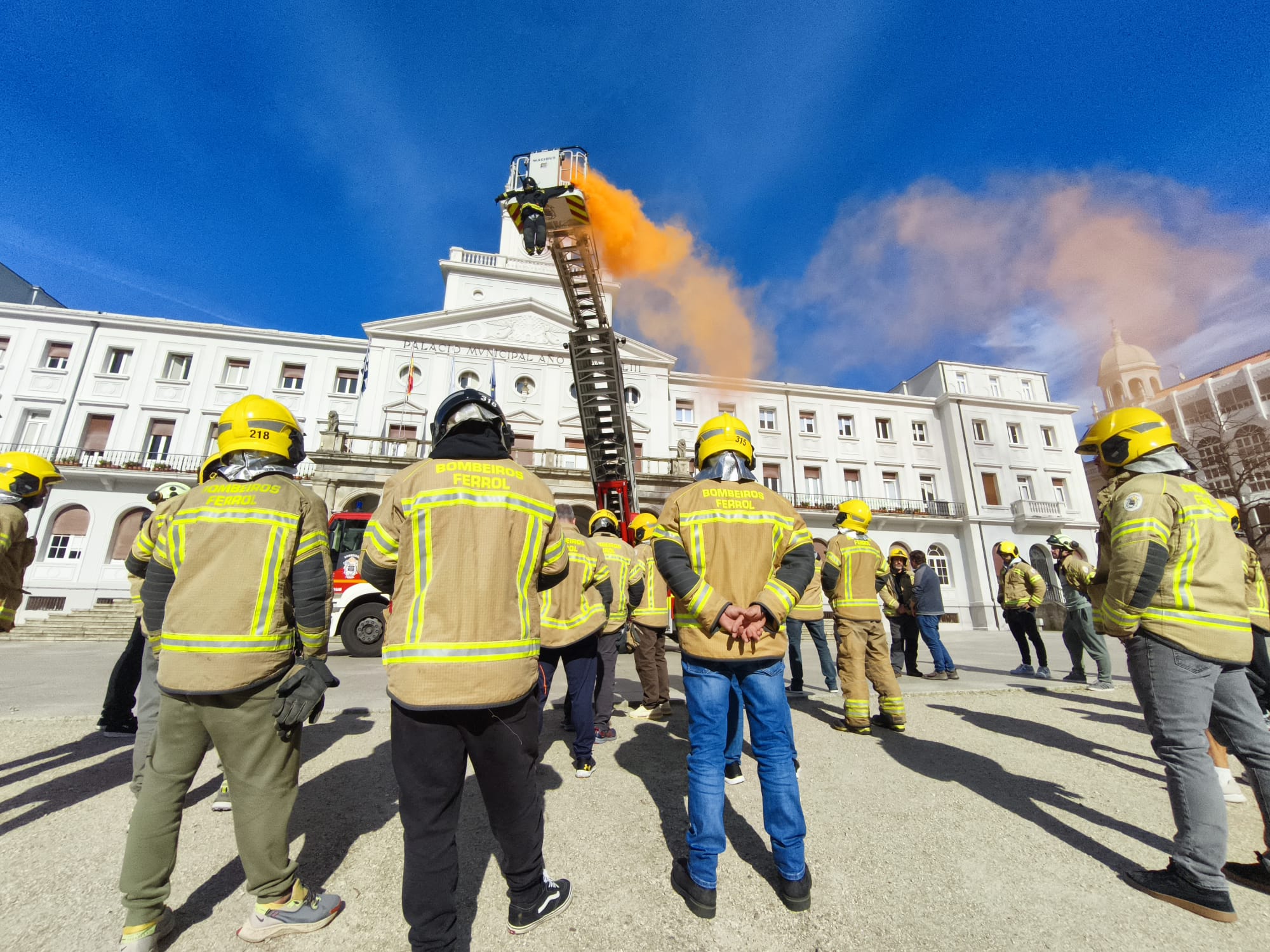 Concentración de los bomberos ayer frente al ayuntamiento de Ferrol