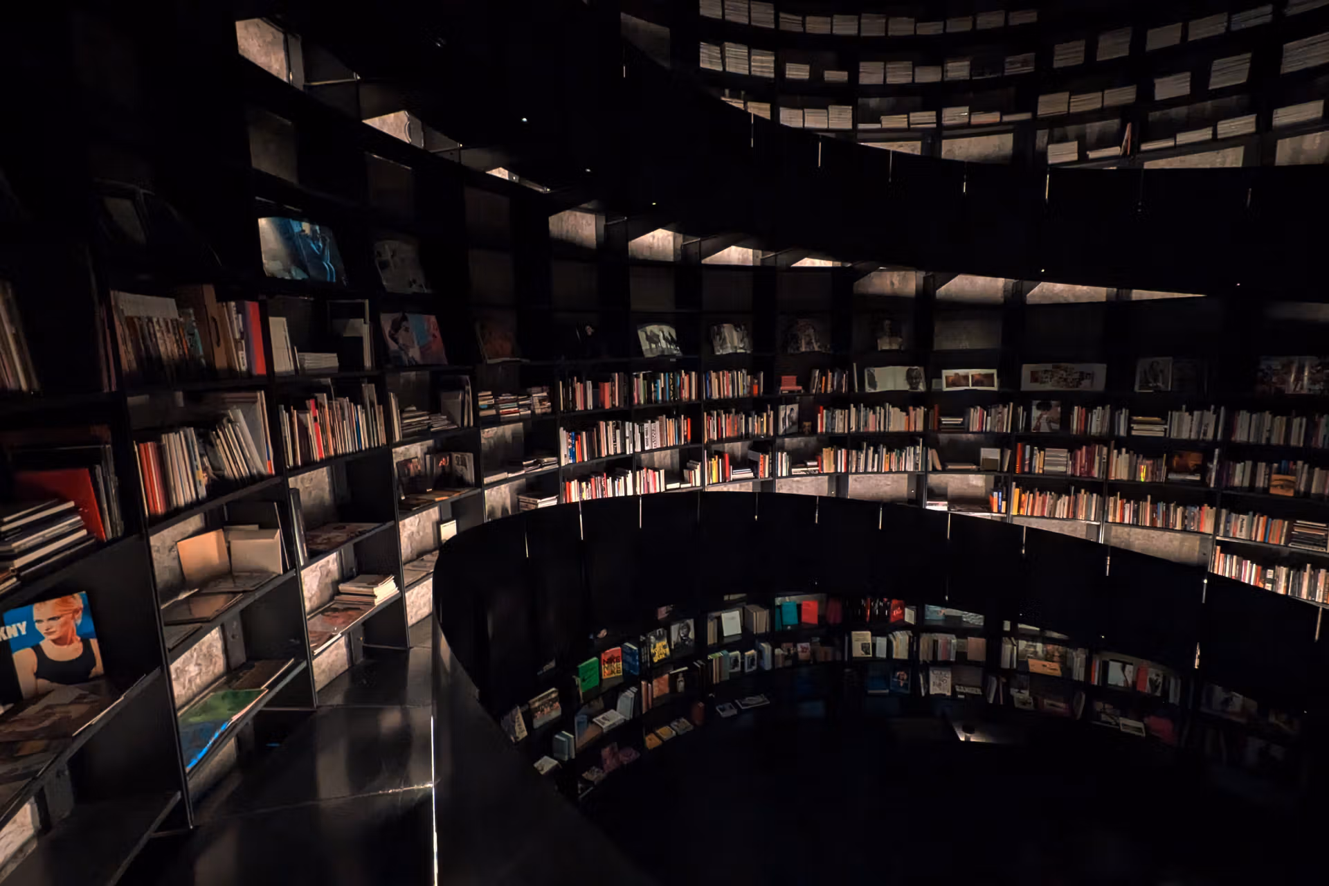 Ubicada en un antiguo silo industrial, la biblioteca de la Fundación MOP abre sus puertas con acceso gratuito y cita previa para democratizar el coleccionismo de moda más exclusivo