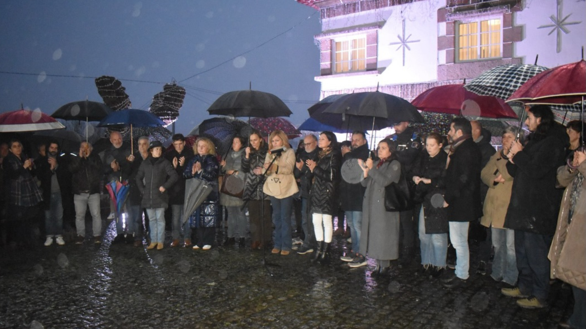 Minuto de silencio tras el crimen machista de Mos