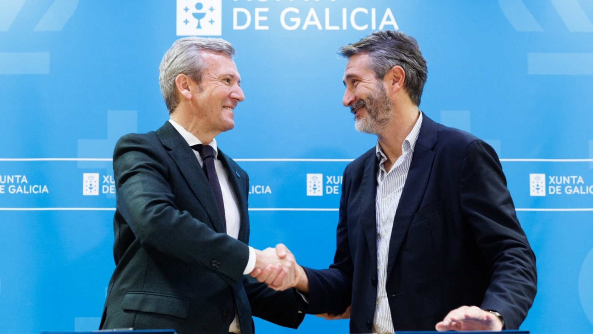 El presidente de la Xunta de Galicia, Alfonso Rueda, junto al presidente de FEGAMP, Alberto Varela Paz