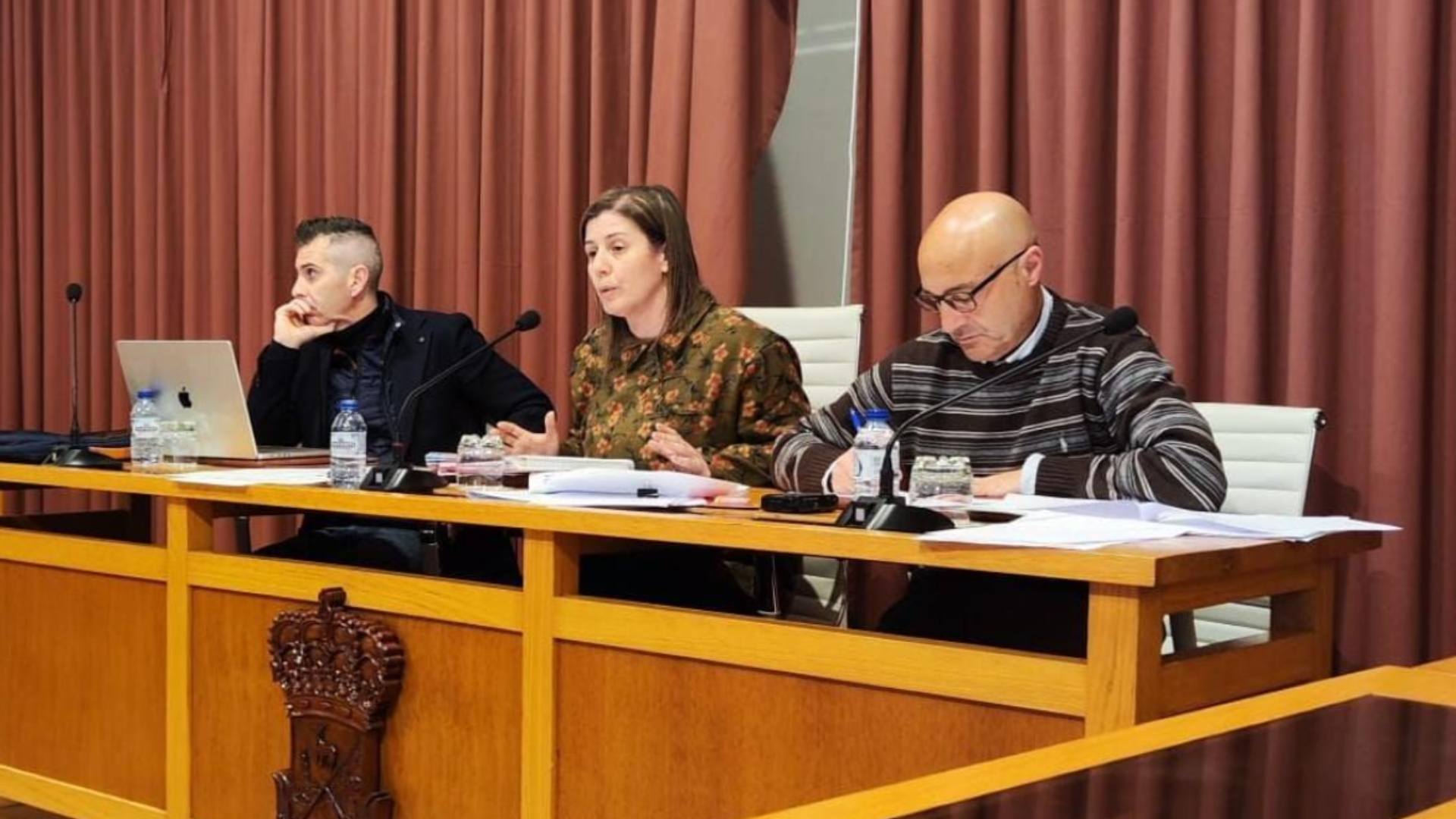 La alcaldesa de Cervo durante un pleno