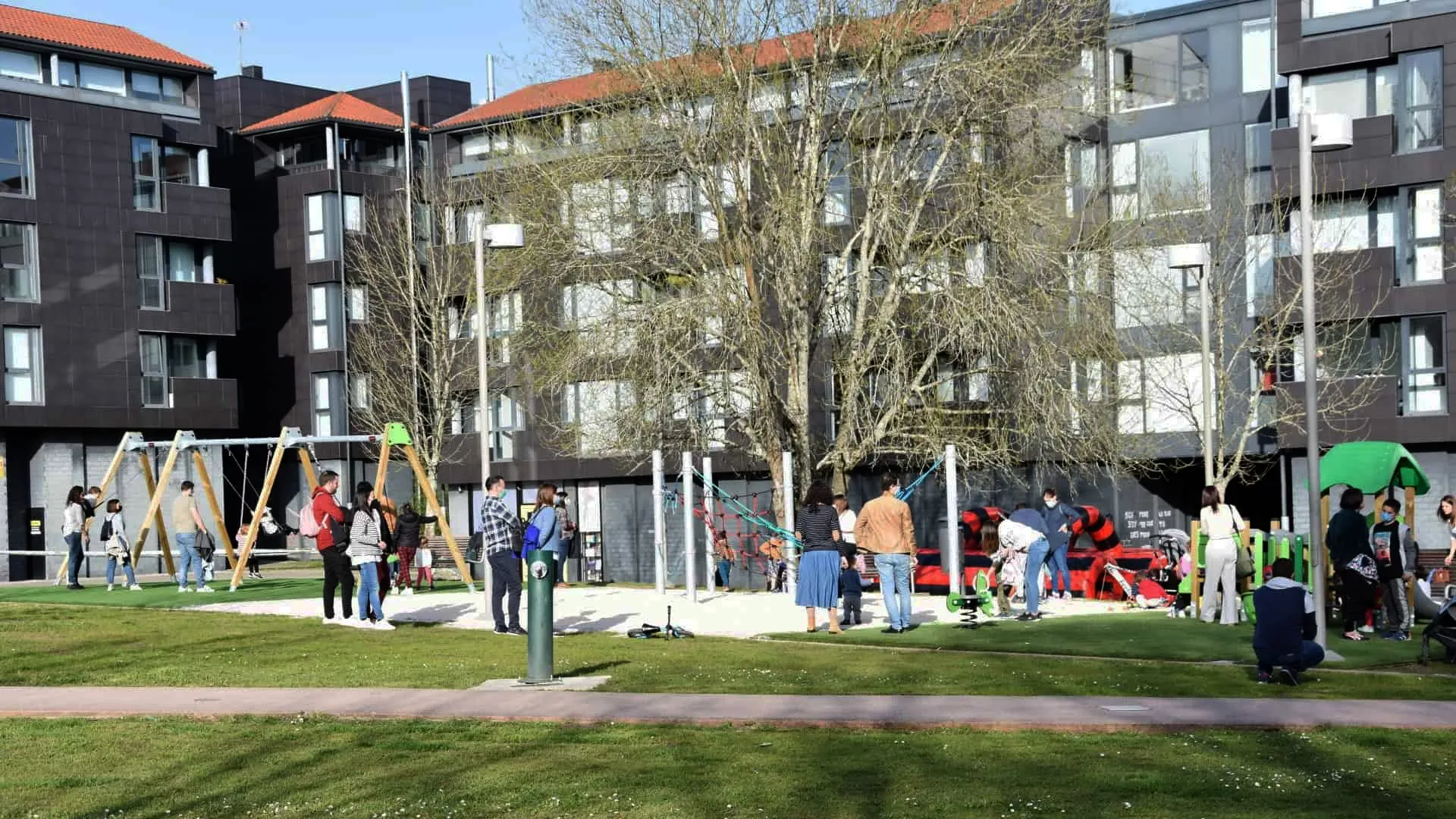 Niños jugando en un parque de Ames, el único municipio gallego con saldo vegetativo positivo en 2024