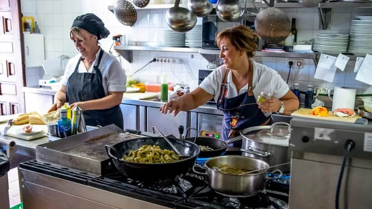 mujeres-trabajando-en-cocina