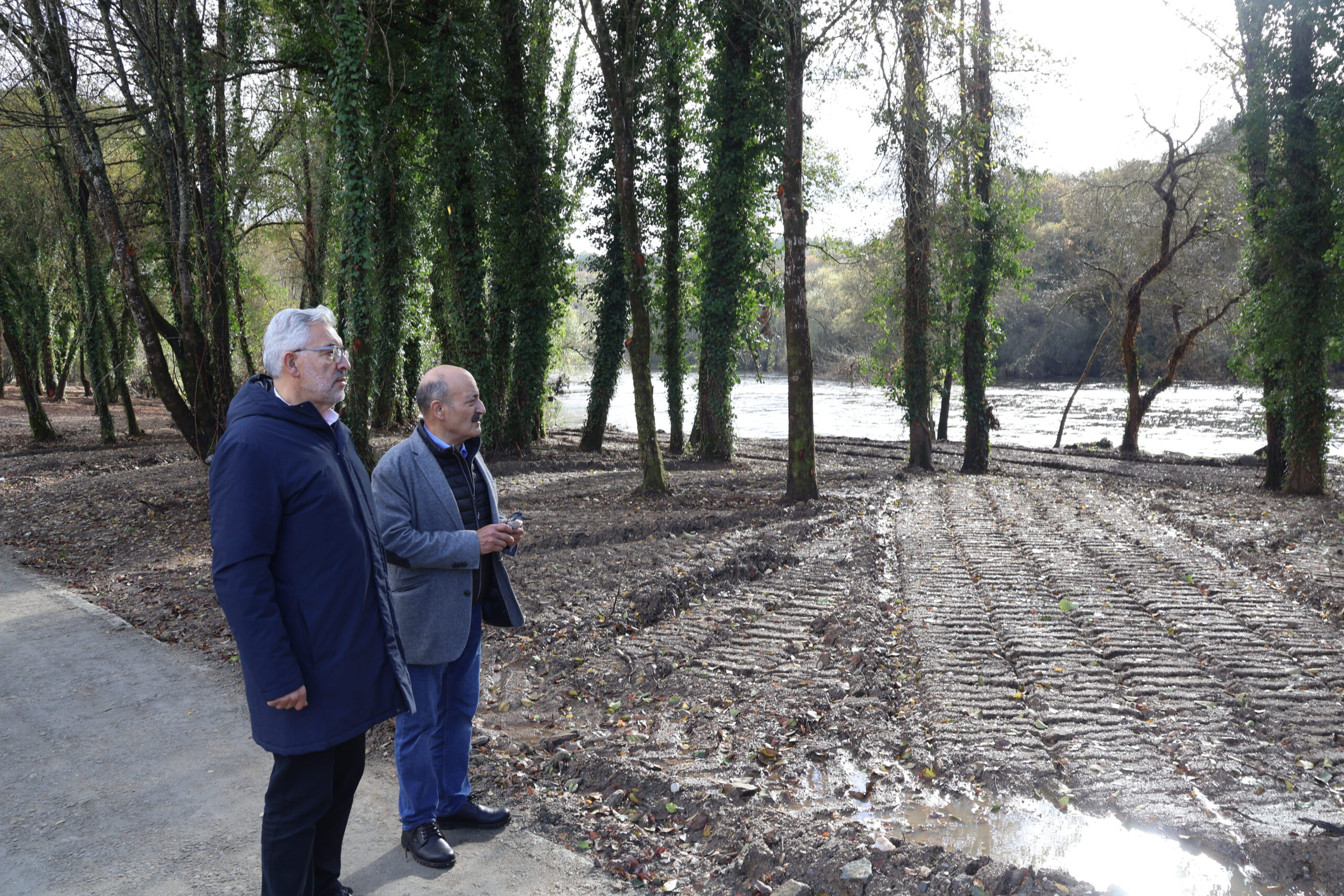 Fernández e Quiroga percorren a contorna do río Rato, no ámbito da actuación que permitirá ampliar o paseo entre Paradai e o polígono do Ceao.