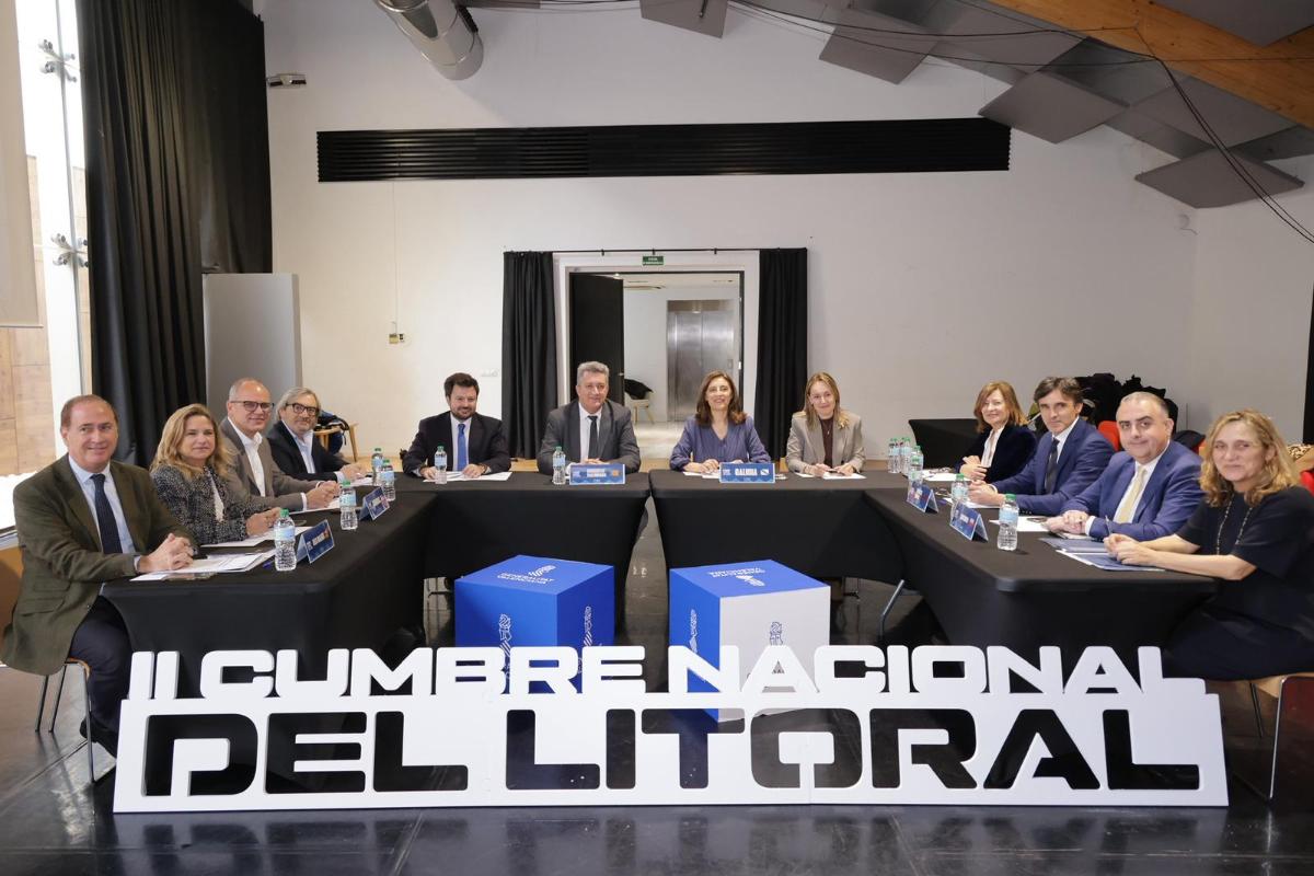 Ángeles Vázquez participó en Valencia en la II Cumbre nacional del litoral, en la que siete comunidades costeras reclamaron una nueva Ley de Costas y más participación autonómica en la gestión del litoral.