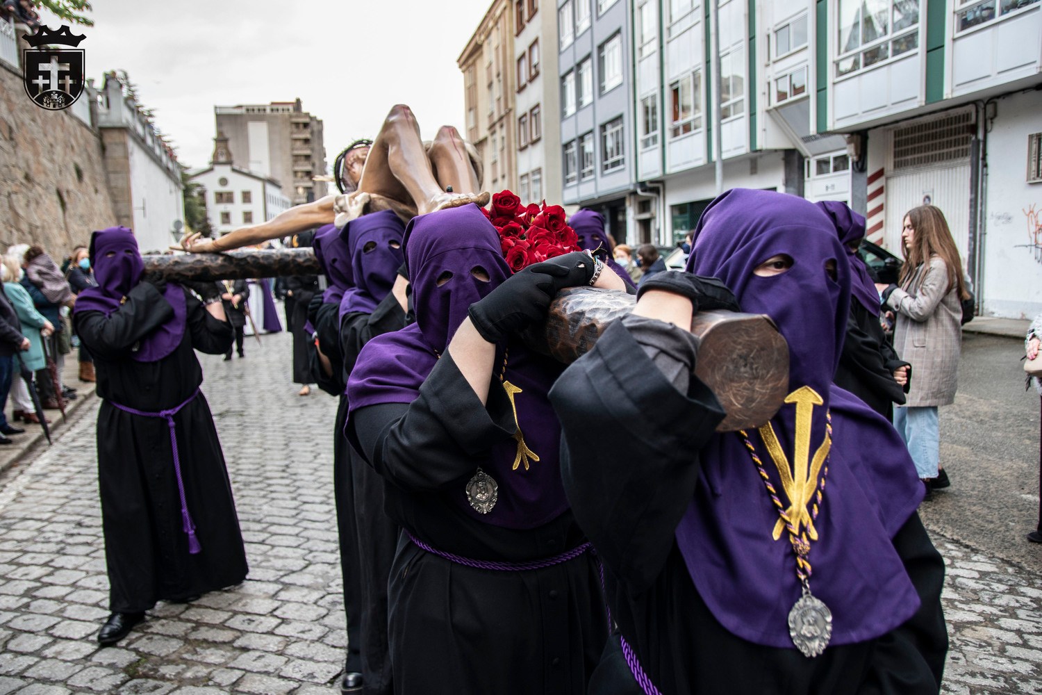 Cofrades recorren las calles de Ferrol en una de las procesiones de la Semana Santa, una tradición que cada año reúne a miles de personas.