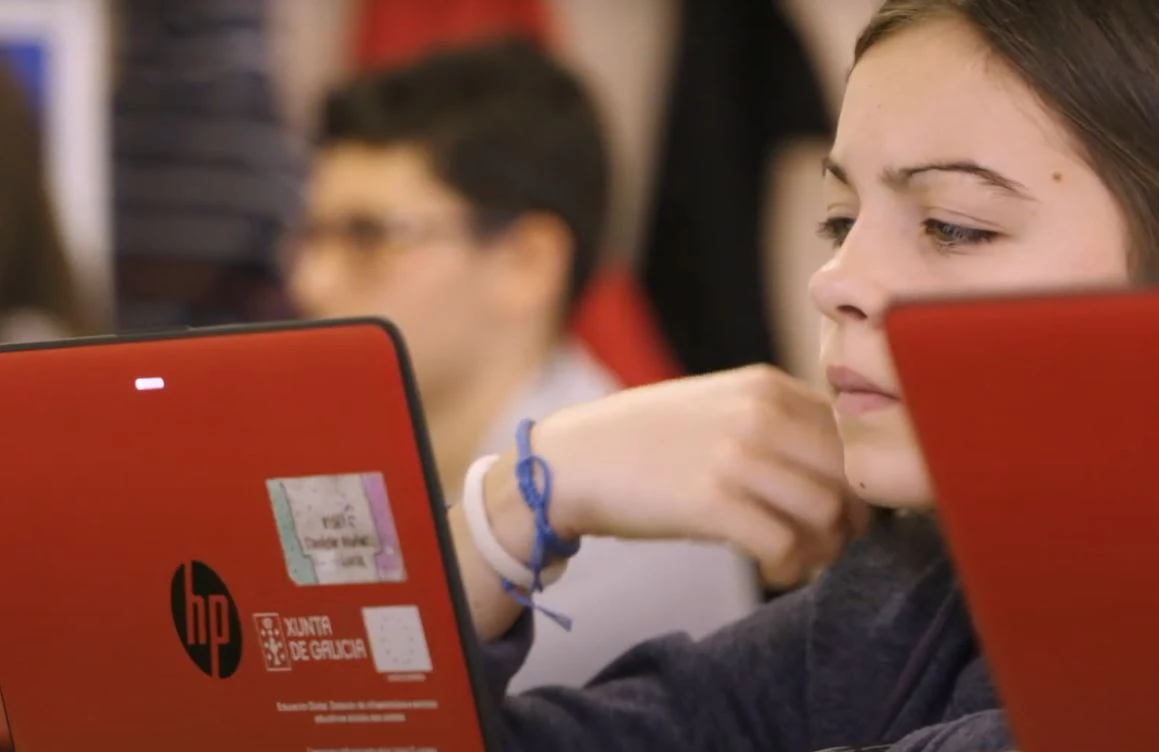 Una alumna gallega utilizando un dispositivo E-dixgal | XUNTA