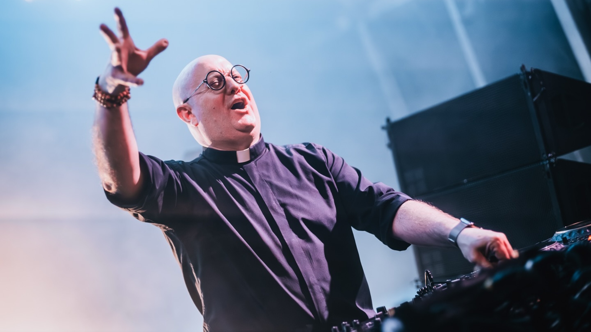 Padre Guilherme cura sacerdote DJ