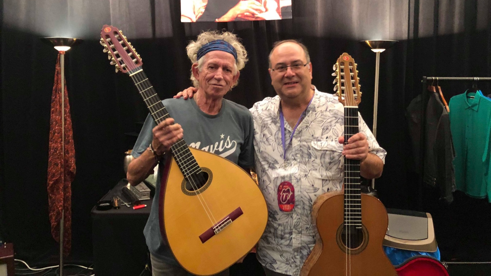 El luthier Vicente Carrillo junto a Keith Richards, guitarrista de The Rolling Stones.