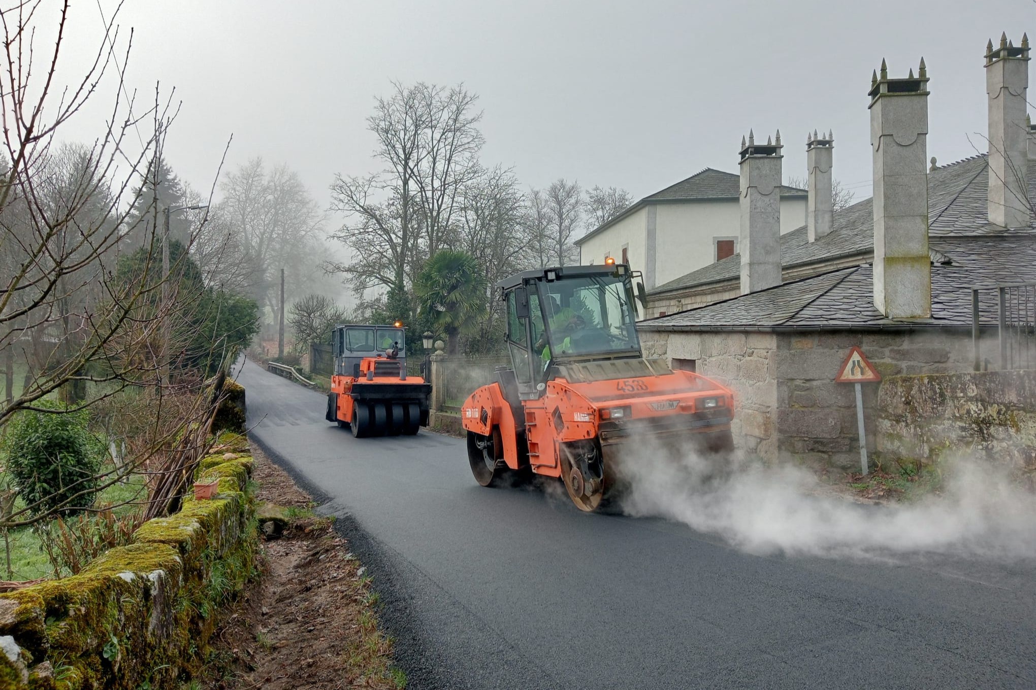 a intervención afecta a las carreteras LU-P-1602, LU-P-1606 y LU-P-2918, tres vías que conectan parroquias del municipio y que sirven de enlace con otras carreteras de la zona.