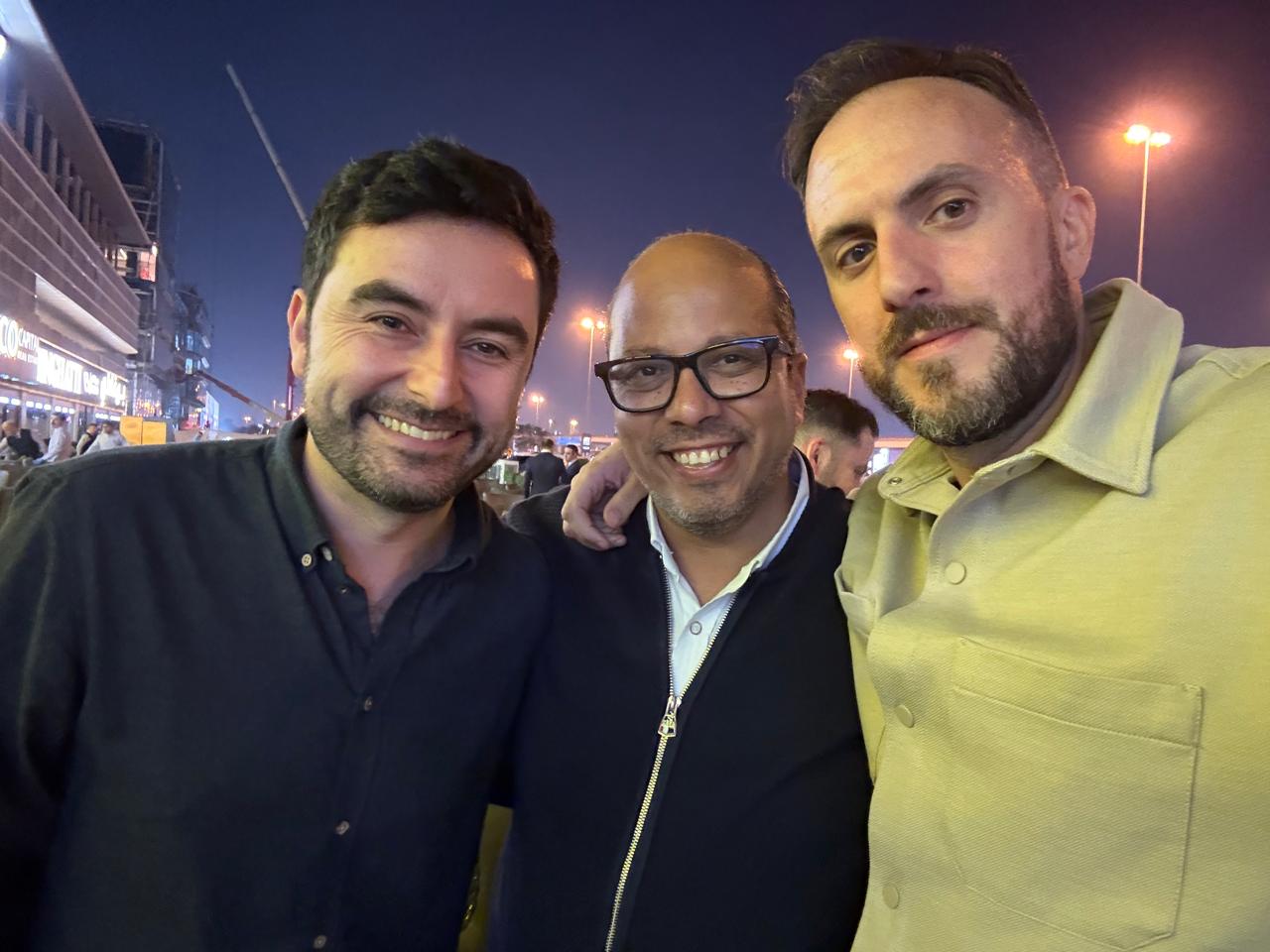 Morillo, a la derecha, durante un iftar con amigos en una terraza de Dubái