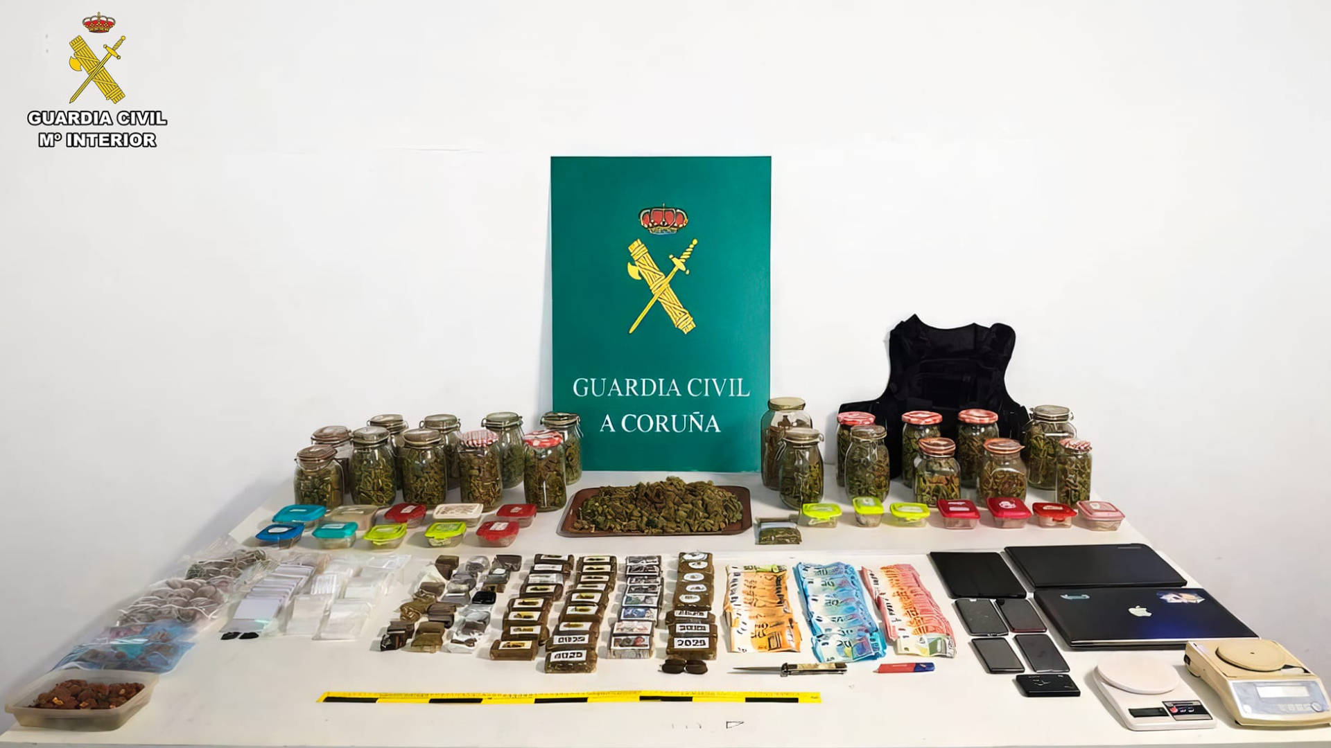 Intervención de sustancias estupefacientes valoradas en más de  15.000 euros y 4.686 euros en efectivo | Guardia Civil