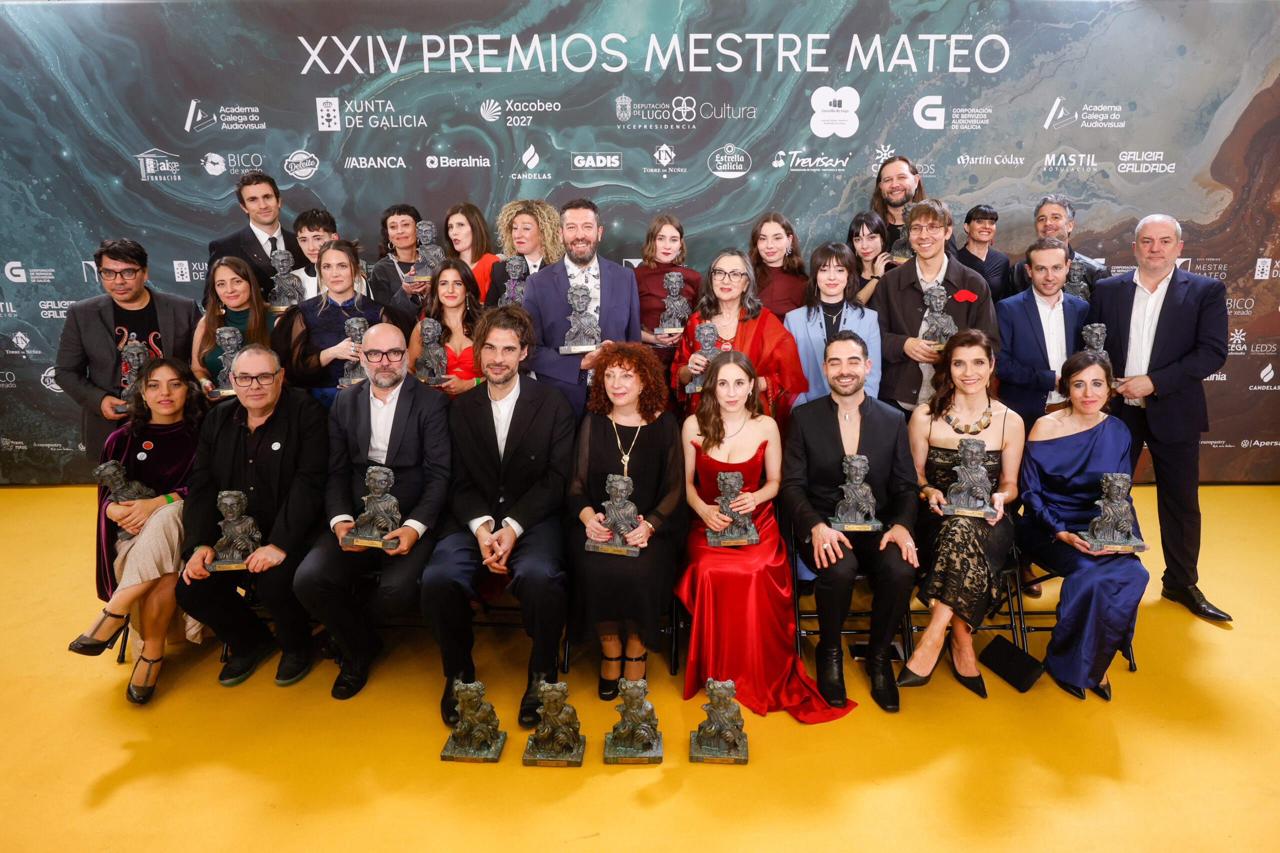 Foto de familia dos gañadores dos XXIV Premios Mestre Mateo, unha noite de récords, emoción e reivindicación do talento do audiovisual galego. | @PACRISPA