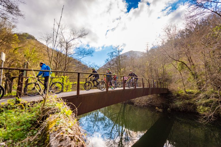 La Senda del Oso, antigua vía ferroviaria minera convertida en vía verde, se ha consolidado como una de las rutas en bicicleta más conocidas de Asturias y uno de los grandes atractivos turísticos del concejo de Teverga.