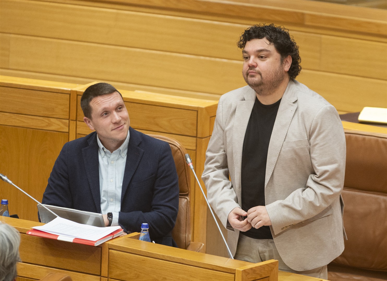 El dirigente socialista tomó hoy posesión del escaño y vuelve a O Hórreo con responsabilidades orgánicas en el PSdeG y experiencia previa en la Cámara.
