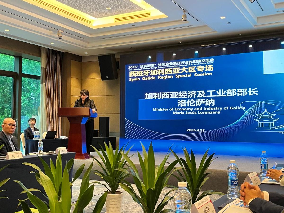 La conselleira de Economía e Industria, María Jesús Lorenzana, durante su encuentro con representantes del grupo chino Citic en Hangzhou, en el marco del viaje institucional de la Xunta a China.