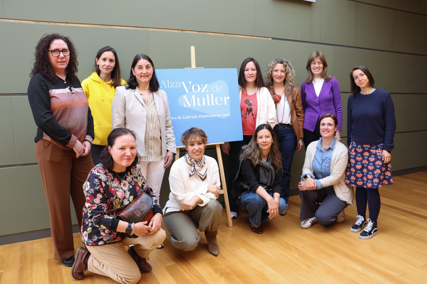 Representantes de entidades na Casa da Cultura de Vimianzo preparando o encontro da vindeira fin de semana