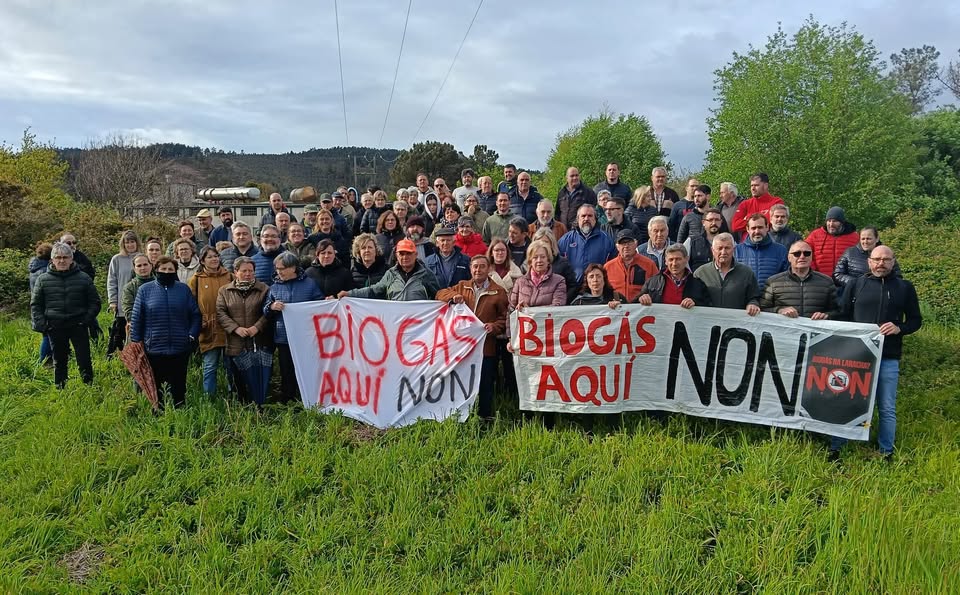 Vecinos de Soandres durante una concentración contra la planta de biogás proyectada en A Laracha