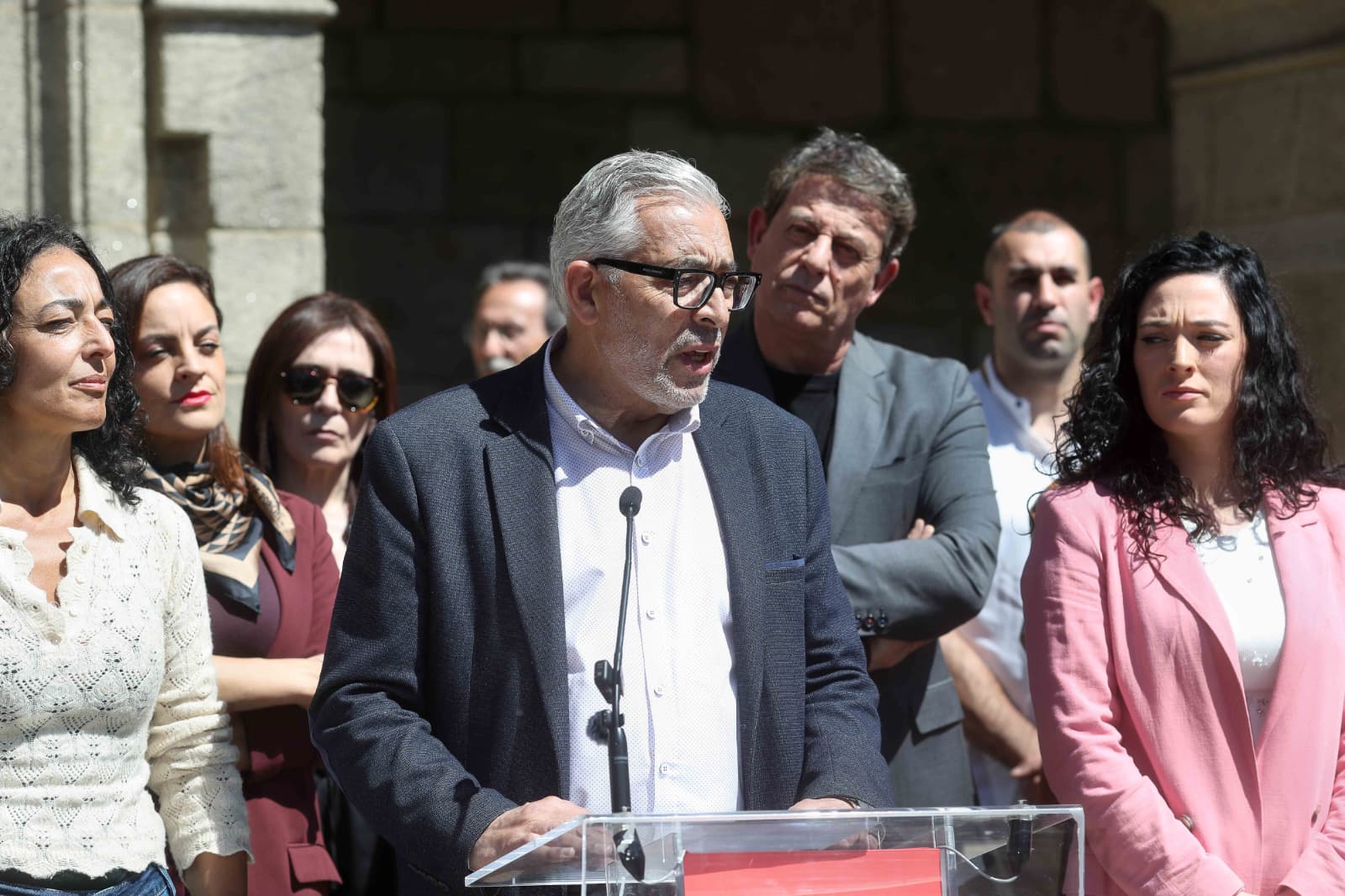 El alcalde de Lugo, Miguel Fernández, acompañado por concejales del gobierno municipal y por la cúpula provincial y nacional del PSdeG, durante su comparecencia tras el registro de la moción de censura.