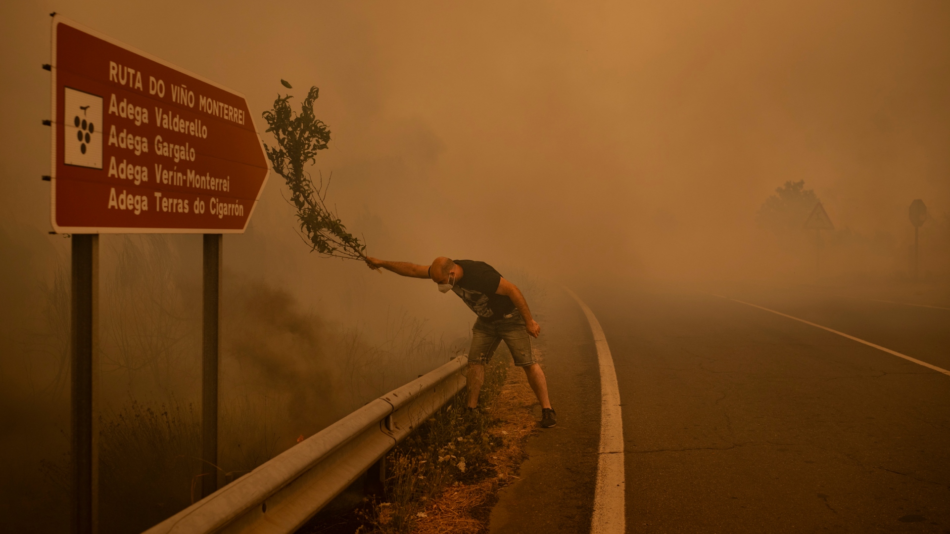 Una de las imágenes del reportaje gráfico 'Tierra quemada' de Brais Lorenzo, ganador del World Press Photo | CEDIDA