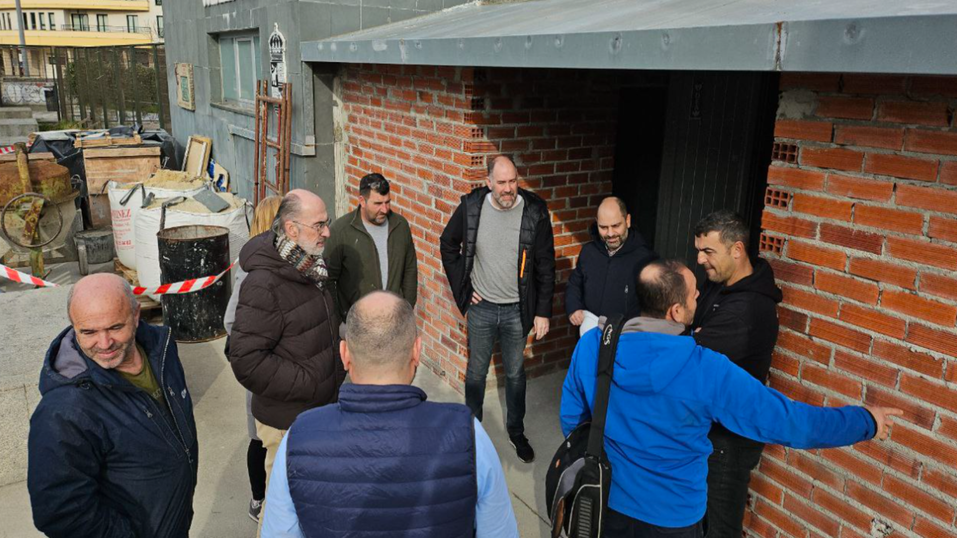 El concejal José Ángel Bahamonde junto al alcalde de Baiona durante una revisión de las obras de mejora del campo municipal de Aral-Fontiñas | Concello de Baiona