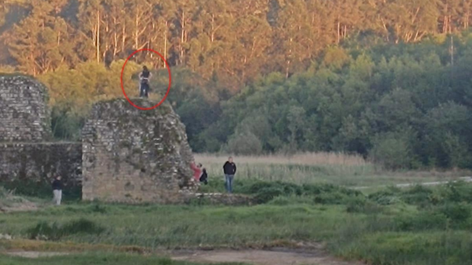 Imagen difundida por el Concello de una persona en lo alto de las Torres do Oeste | CONCELLO DE CATOIRA