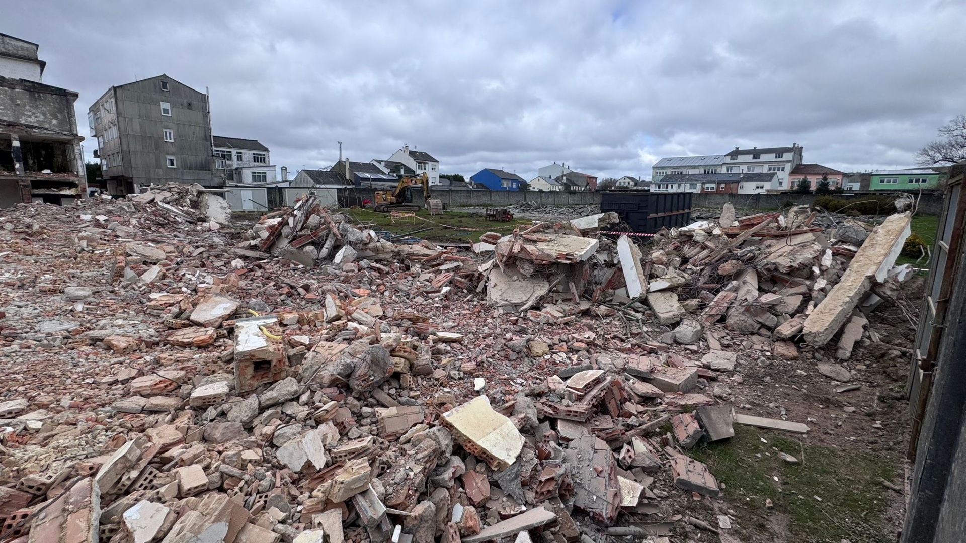 Los trabajos de demolición del antiguo colegio Pardo Bazán, en As Pontes | CONCELLO DAS PONTES