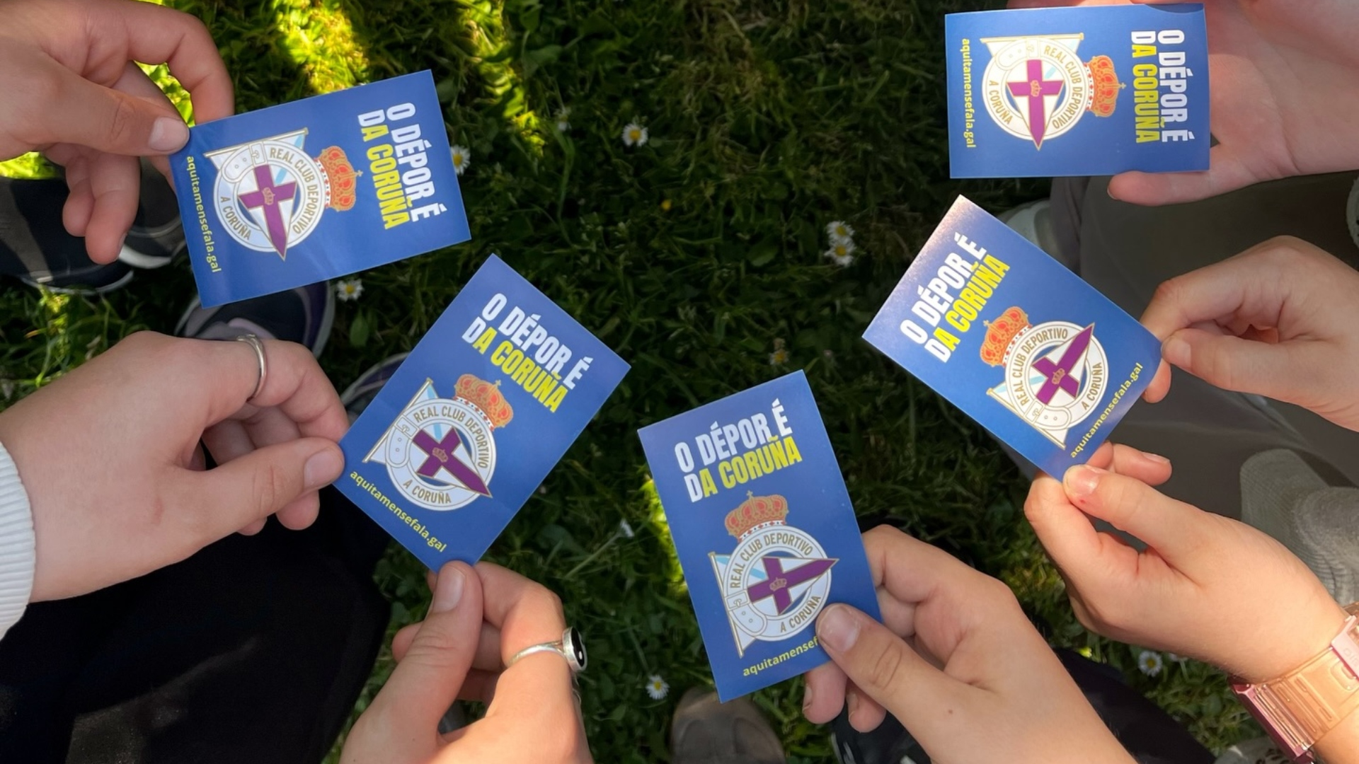 Imaxe de arquivo da campaña 'Aquí tamén se fala', coa que os alumnos do IES Rafael Dieste reivindicaban a galeguización do nome do Dépor | @AQUITAMENSEFALA