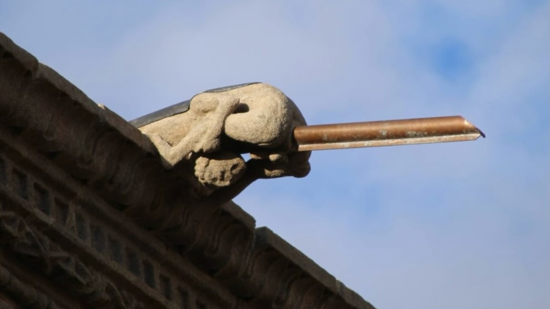 Los tubos instalados en las gárgolas del Hostal dos Reis Católicos | APATRIGAL