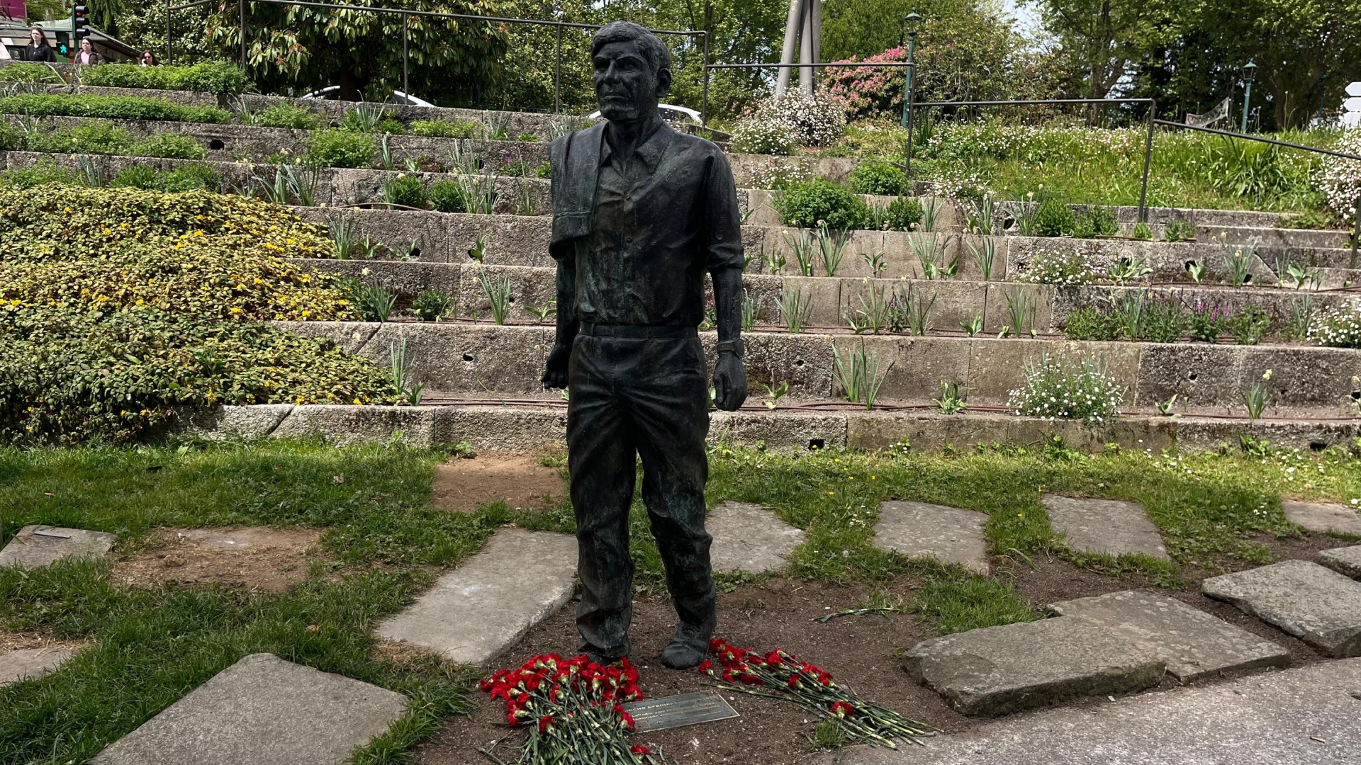 A estatua adicada a Moncho Reboiras en Carreira do Conde, en Santiago.